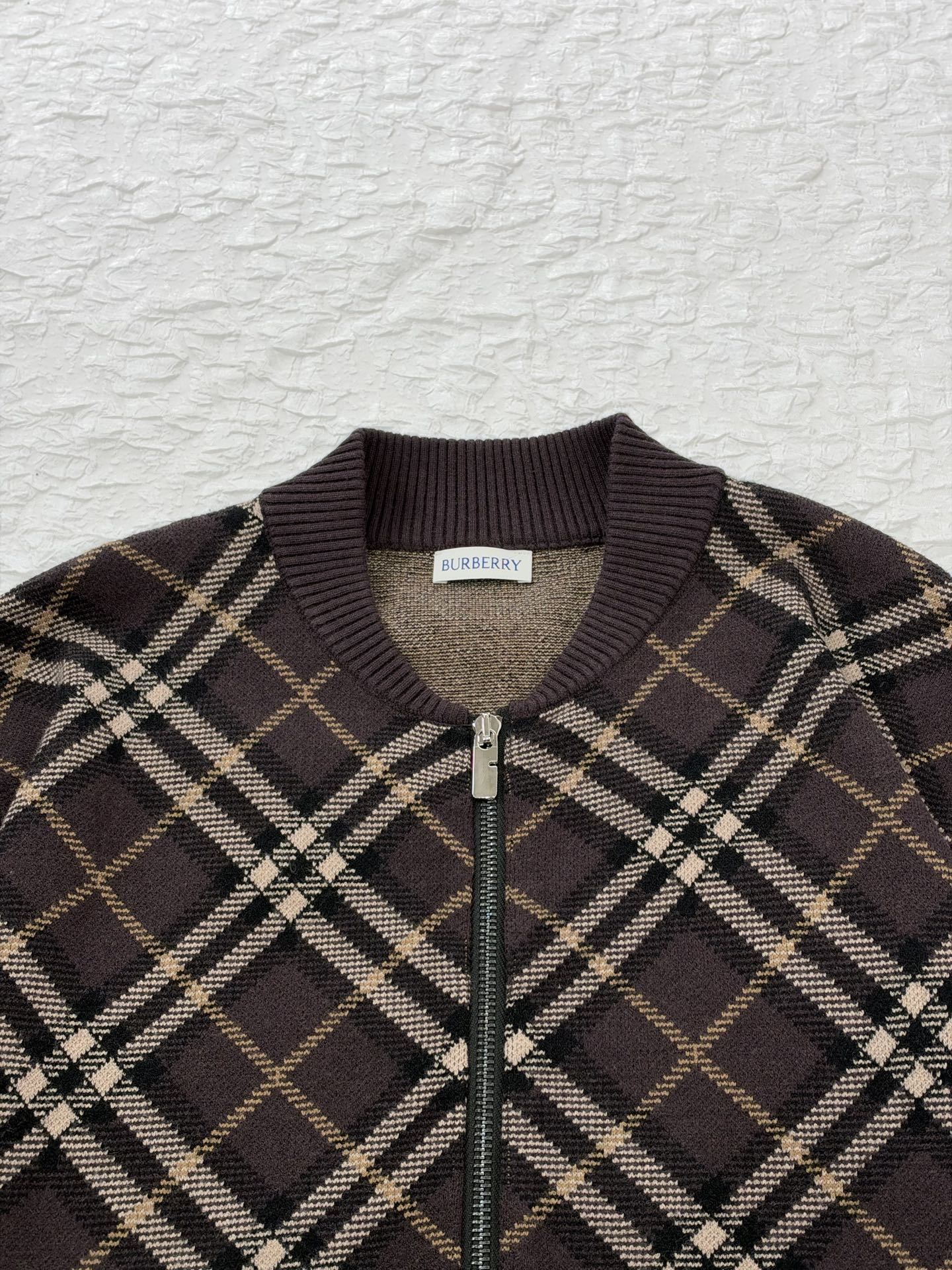 Burberr*/Burberry plaid knitted baseball collar zipper cardigan Custom-woven plaid jacquard yarn, plaid line thickness, color matching and repeated color matching, the fabric surface is smooth and delicate, the front and back textures are consistent, baseball rib round neck, full-length zipper opening and closing, pocket design on both sides; the collar, cuffs, and hem are all ribbed in the same color, with stable elasticity and not easy to deform - Image 6
