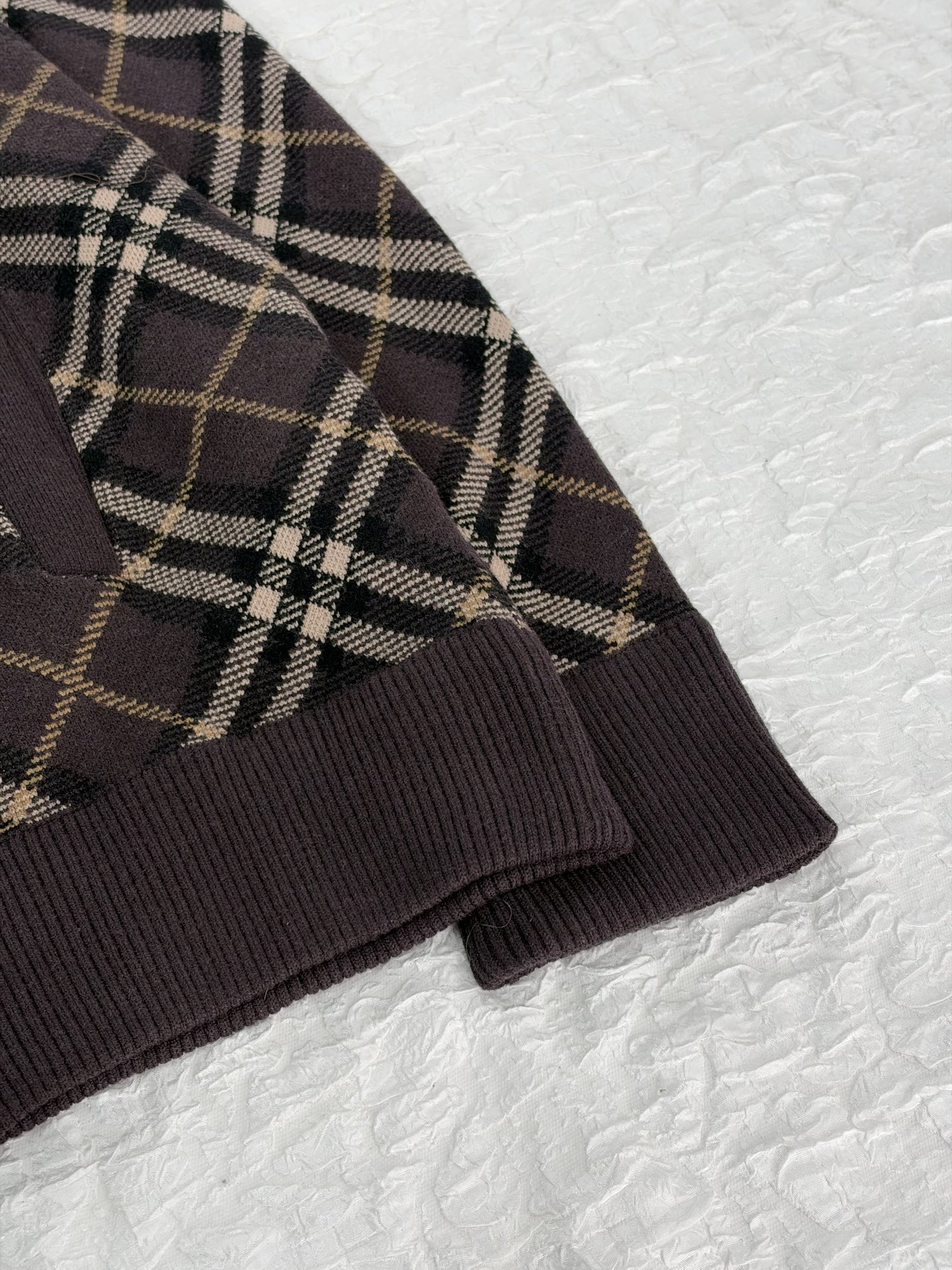 Burberr*/Burberry plaid knitted baseball collar zipper cardigan Custom-woven plaid jacquard yarn, plaid line thickness, color matching and repeated color matching, the fabric surface is smooth and delicate, the front and back textures are consistent, baseball rib round neck, full-length zipper opening and closing, pocket design on both sides; the collar, cuffs, and hem are all ribbed in the same color, with stable elasticity and not easy to deform - Image 7