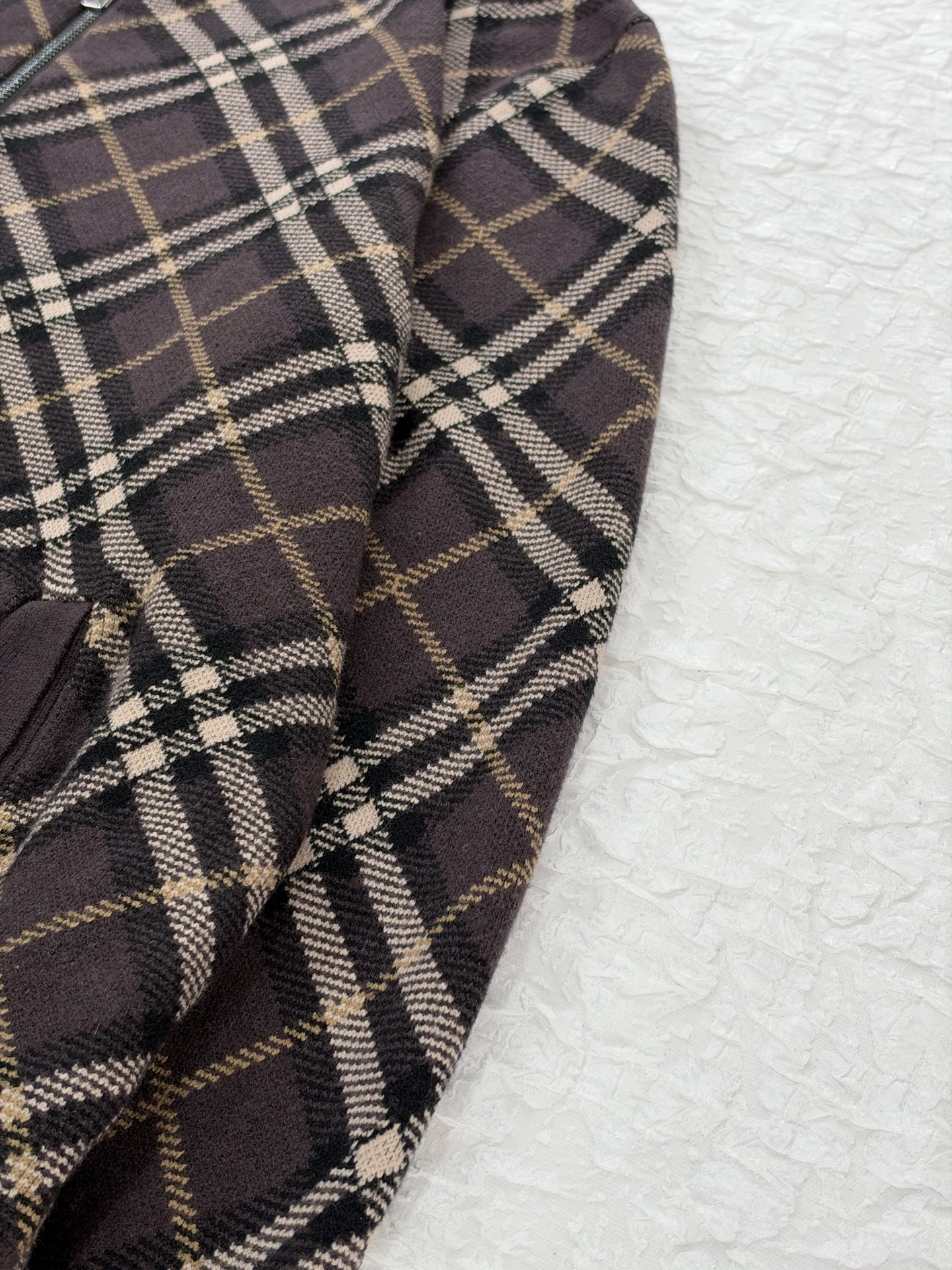 Burberr*/Burberry plaid knitted baseball collar zipper cardigan Custom-woven plaid jacquard yarn, plaid line thickness, color matching and repeated color matching, the fabric surface is smooth and delicate, the front and back textures are consistent, baseball rib round neck, full-length zipper opening and closing, pocket design on both sides; the collar, cuffs, and hem are all ribbed in the same color, with stable elasticity and not easy to deform - Image 8