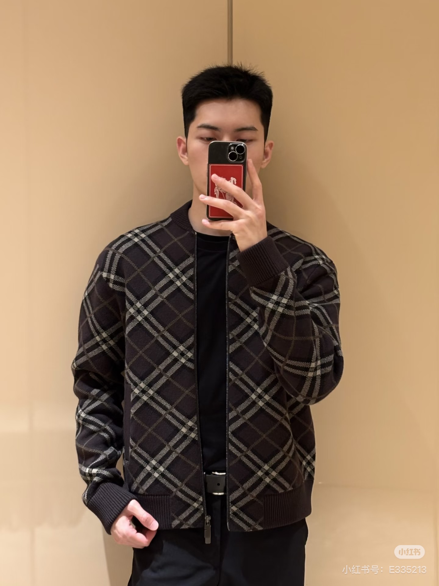 Burberr*/Burberry plaid knitted baseball collar zipper cardigan Custom-woven plaid jacquard yarn, plaid line thickness, color matching and repeated color matching, the fabric surface is smooth and delicate, the front and back textures are consistent, baseball rib round neck, full-length zipper opening and closing, pocket design on both sides; the collar, cuffs, and hem are all ribbed in the same color, with stable elasticity and not easy to deform - Image 12