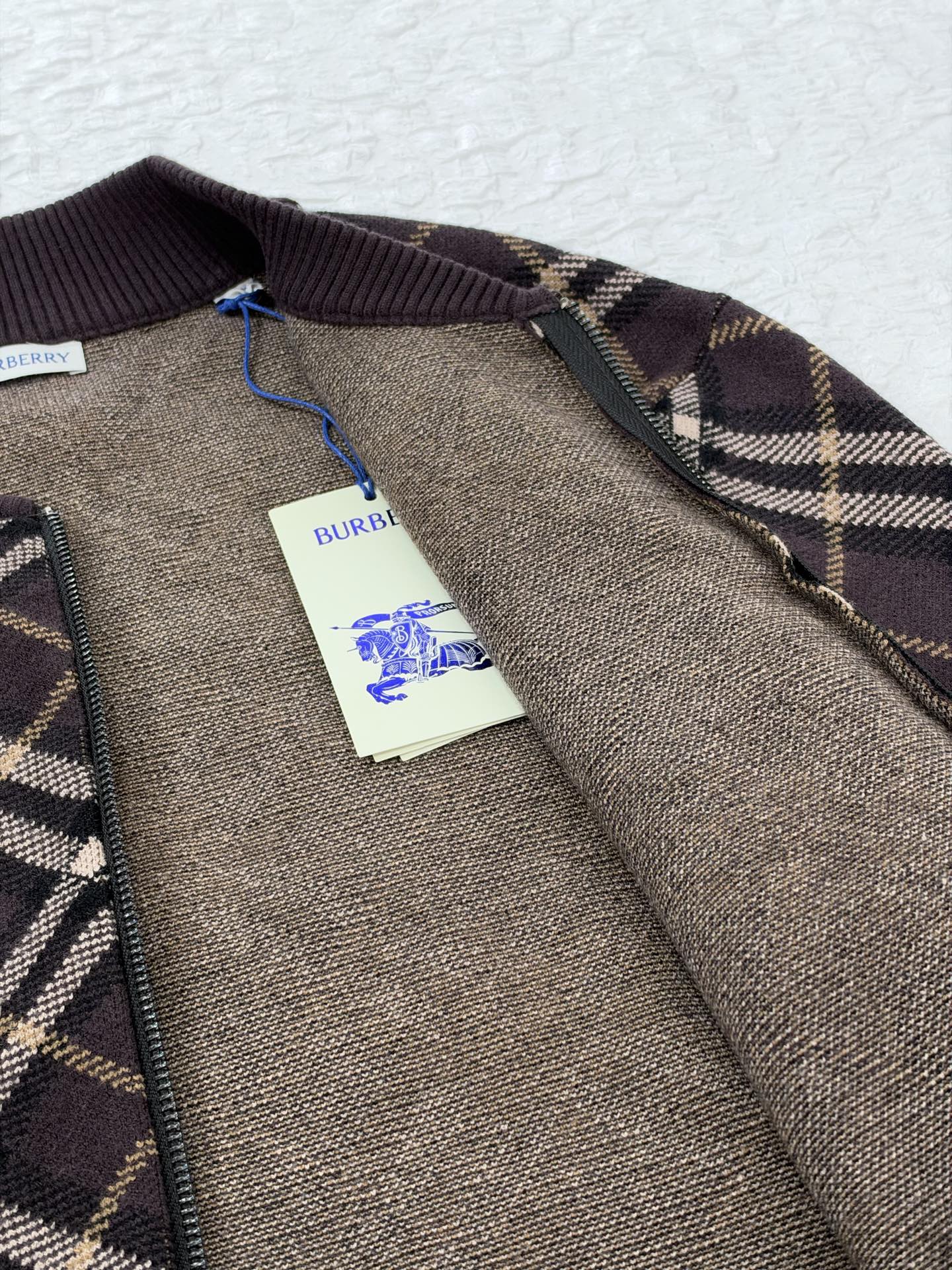 Burberr*/Burberry plaid knitted baseball collar zipper cardigan Custom-woven plaid jacquard yarn, plaid line thickness, color matching and repeated color matching, the fabric surface is smooth and delicate, the front and back textures are consistent, baseball rib round neck, full-length zipper opening and closing, pocket design on both sides; the collar, cuffs, and hem are all ribbed in the same color, with stable elasticity and not easy to deform - Image 9