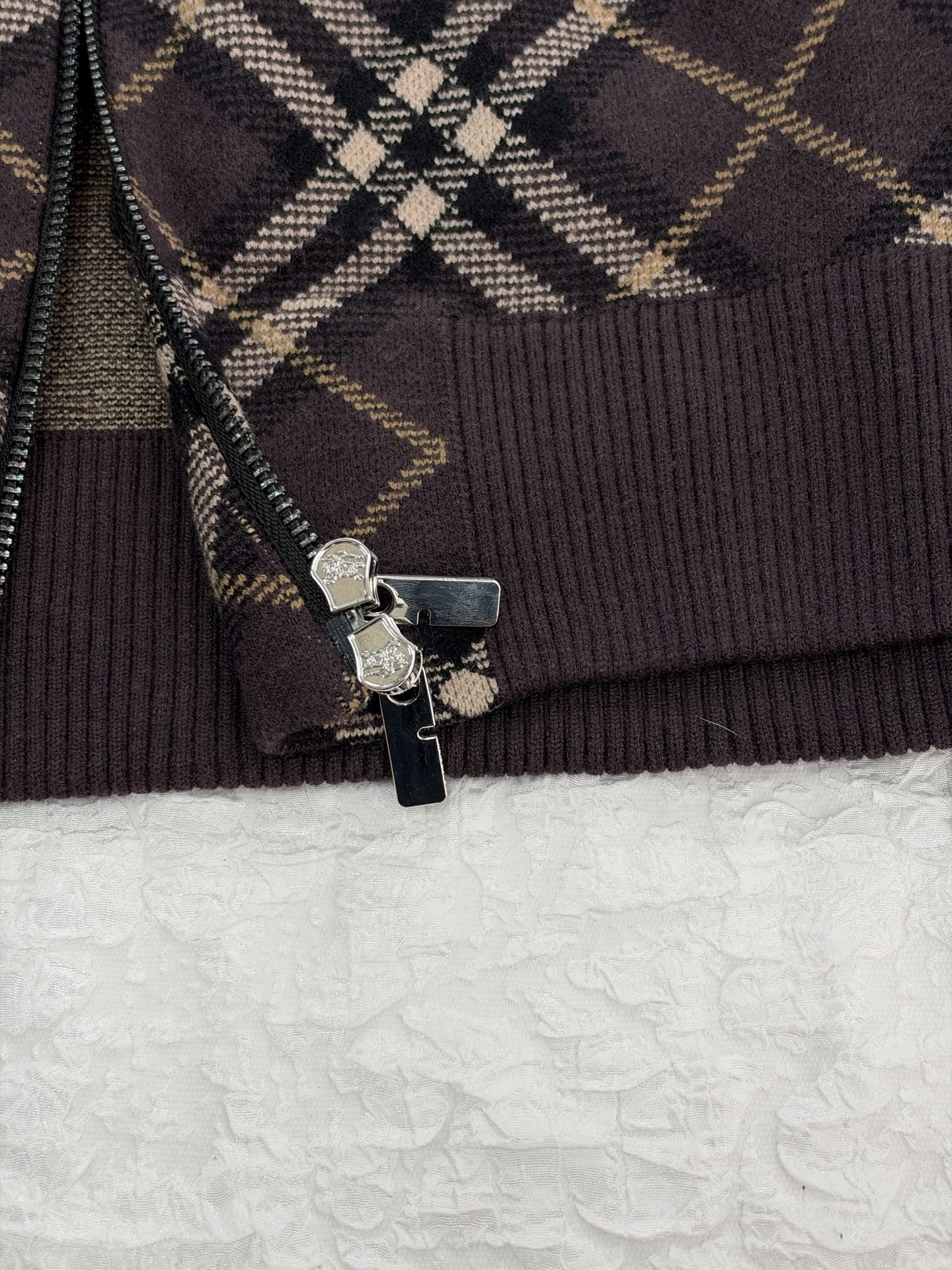Burberr*/Burberry plaid knitted baseball collar zipper cardigan Custom-woven plaid jacquard yarn, plaid line thickness, color matching and repeated color matching, the fabric surface is smooth and delicate, the front and back textures are consistent, baseball rib round neck, full-length zipper opening and closing, pocket design on both sides; the collar, cuffs, and hem are all ribbed in the same color, with stable elasticity and not easy to deform - Image 11