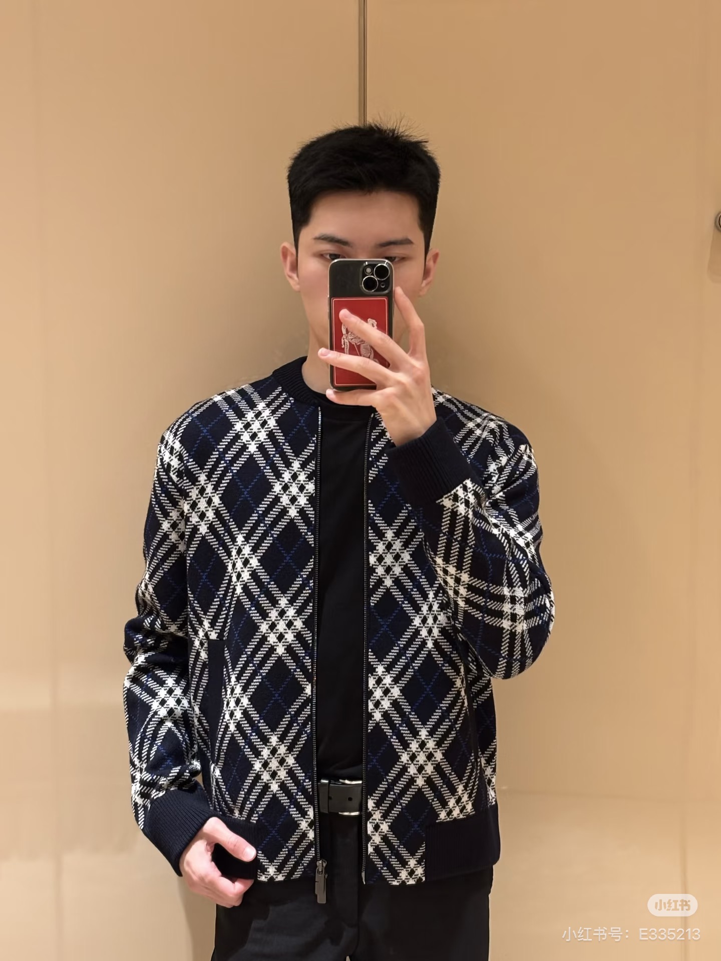 Burberr*/Burberry plaid knitted baseball collar zipper cardigan Custom-woven plaid jacquard yarn, plaid line thickness, color matching and repeated color matching, the fabric surface is smooth and delicate, the front and back textures are consistent, baseball rib round neck, full-length zipper opening and closing, pocket design on both sides; the collar, cuffs, and hem are all ribbed in the same color, with stable elasticity and not easy to deform - Image 14