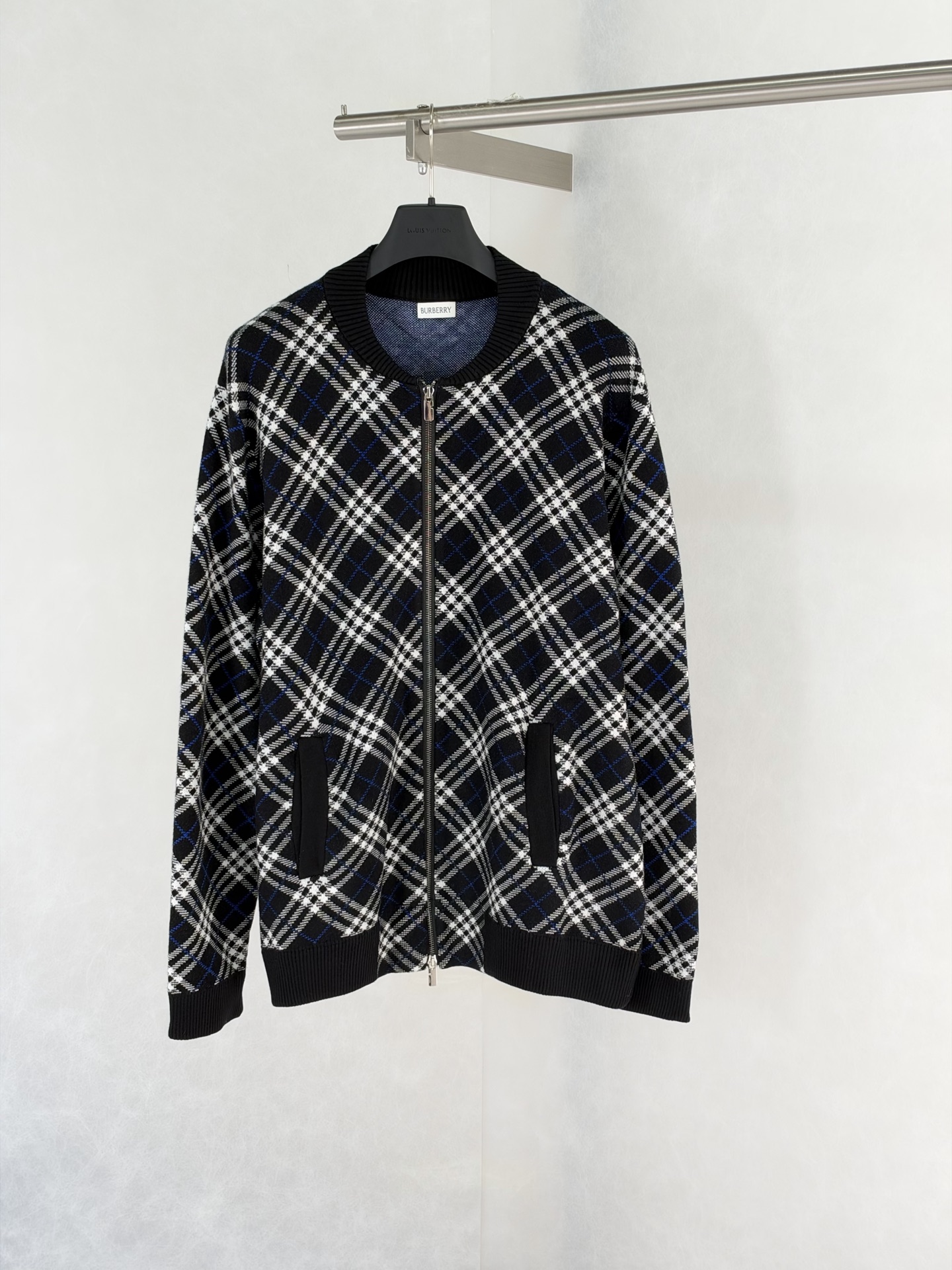 Burberr*/Burberry plaid knitted baseball collar zipper cardigan Custom-woven plaid jacquard yarn, plaid line thickness, color matching and repeated color matching, the fabric surface is smooth and delicate, the front and back textures are consistent, baseball rib round neck, full-length zipper opening and closing, pocket design on both sides; the collar, cuffs, and hem are all ribbed in the same color, with stable elasticity and not easy to deform