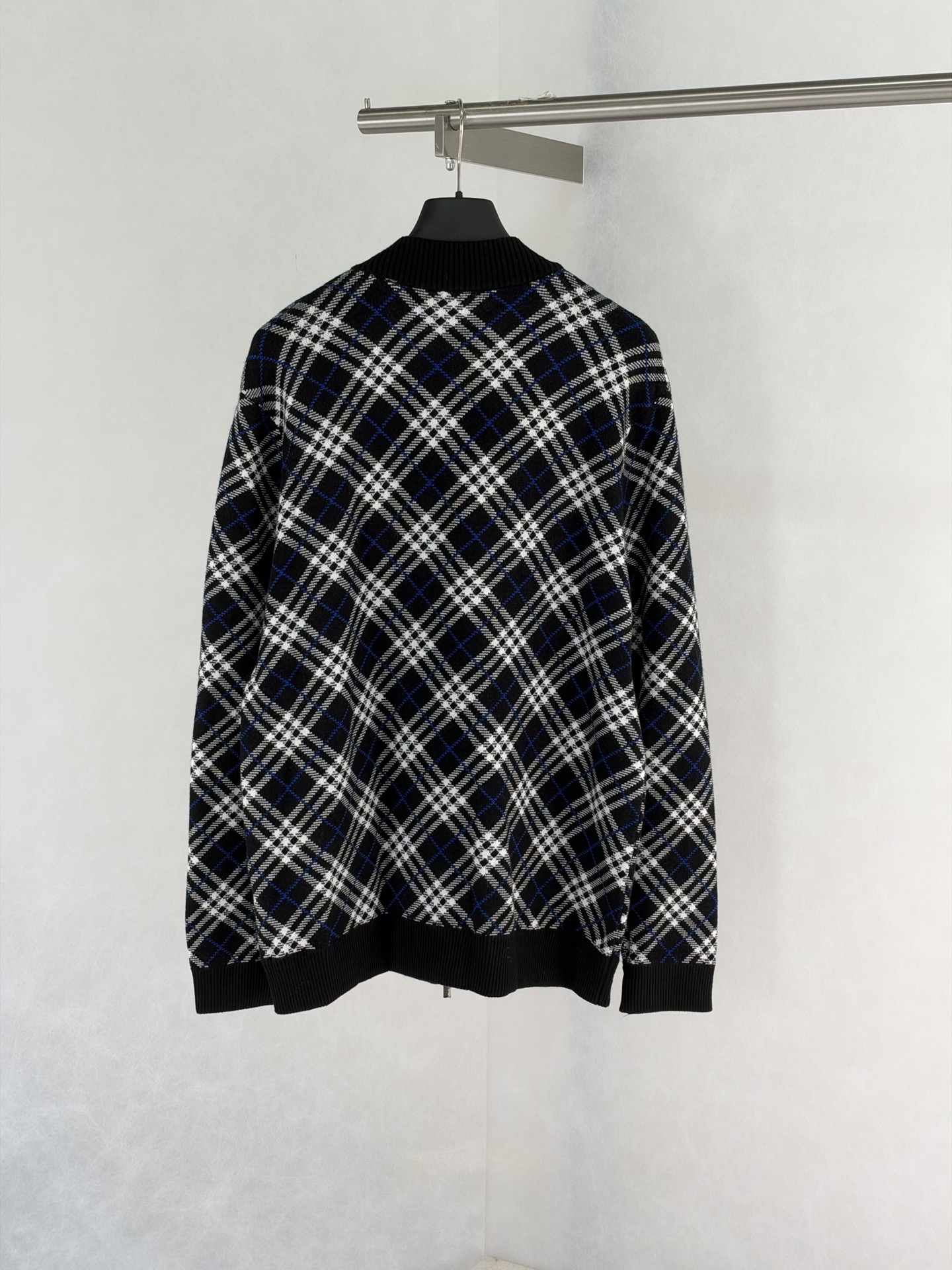 Burberr*/Burberry plaid knitted baseball collar zipper cardigan Custom-woven plaid jacquard yarn, plaid line thickness, color matching and repeated color matching, the fabric surface is smooth and delicate, the front and back textures are consistent, baseball rib round neck, full-length zipper opening and closing, pocket design on both sides; the collar, cuffs, and hem are all ribbed in the same color, with stable elasticity and not easy to deform - Image 2