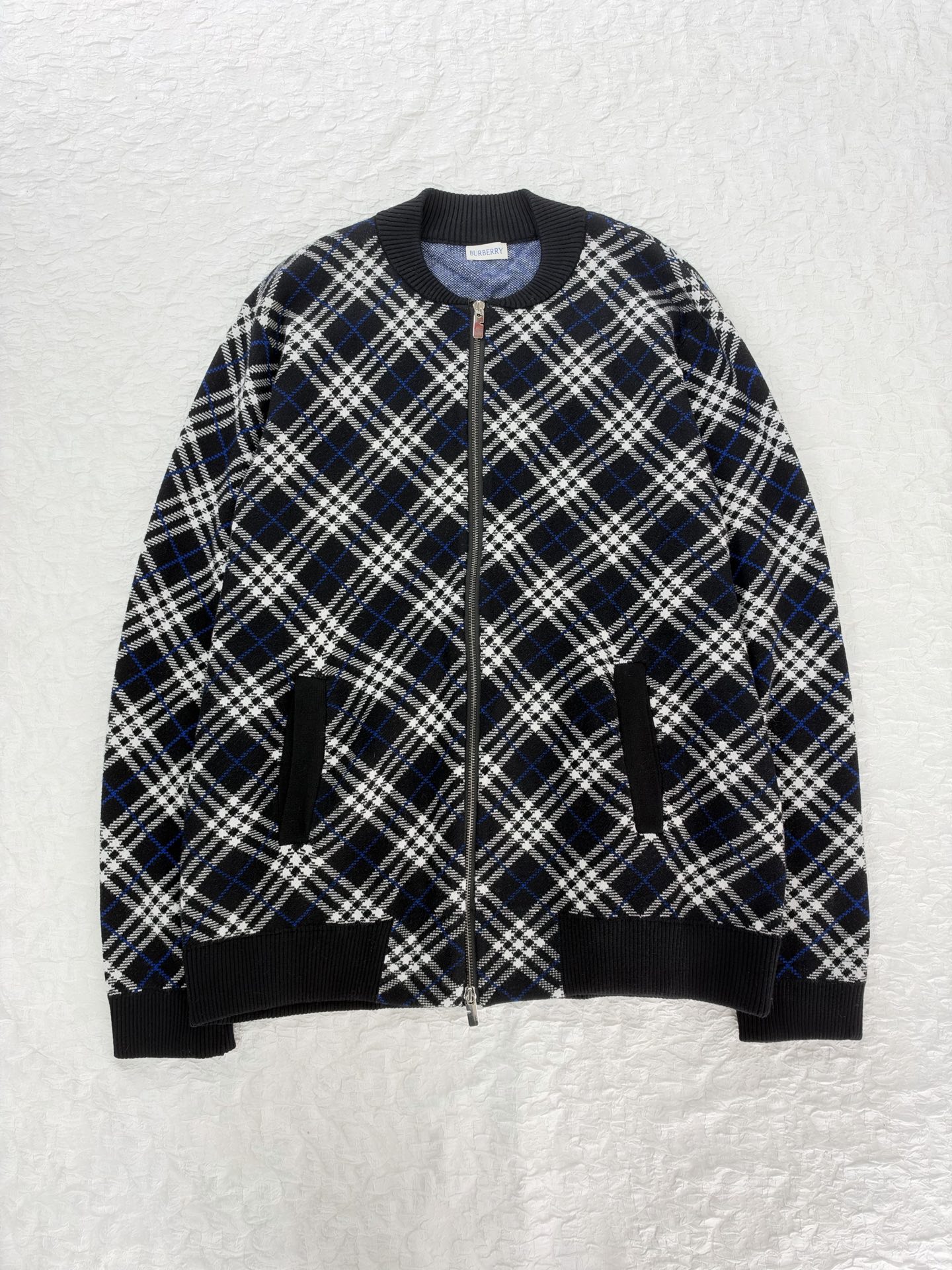 Burberr*/Burberry plaid knitted baseball collar zipper cardigan Custom-woven plaid jacquard yarn, plaid line thickness, color matching and repeated color matching, the fabric surface is smooth and delicate, the front and back textures are consistent, baseball rib round neck, full-length zipper opening and closing, pocket design on both sides; the collar, cuffs, and hem are all ribbed in the same color, with stable elasticity and not easy to deform - Image 3