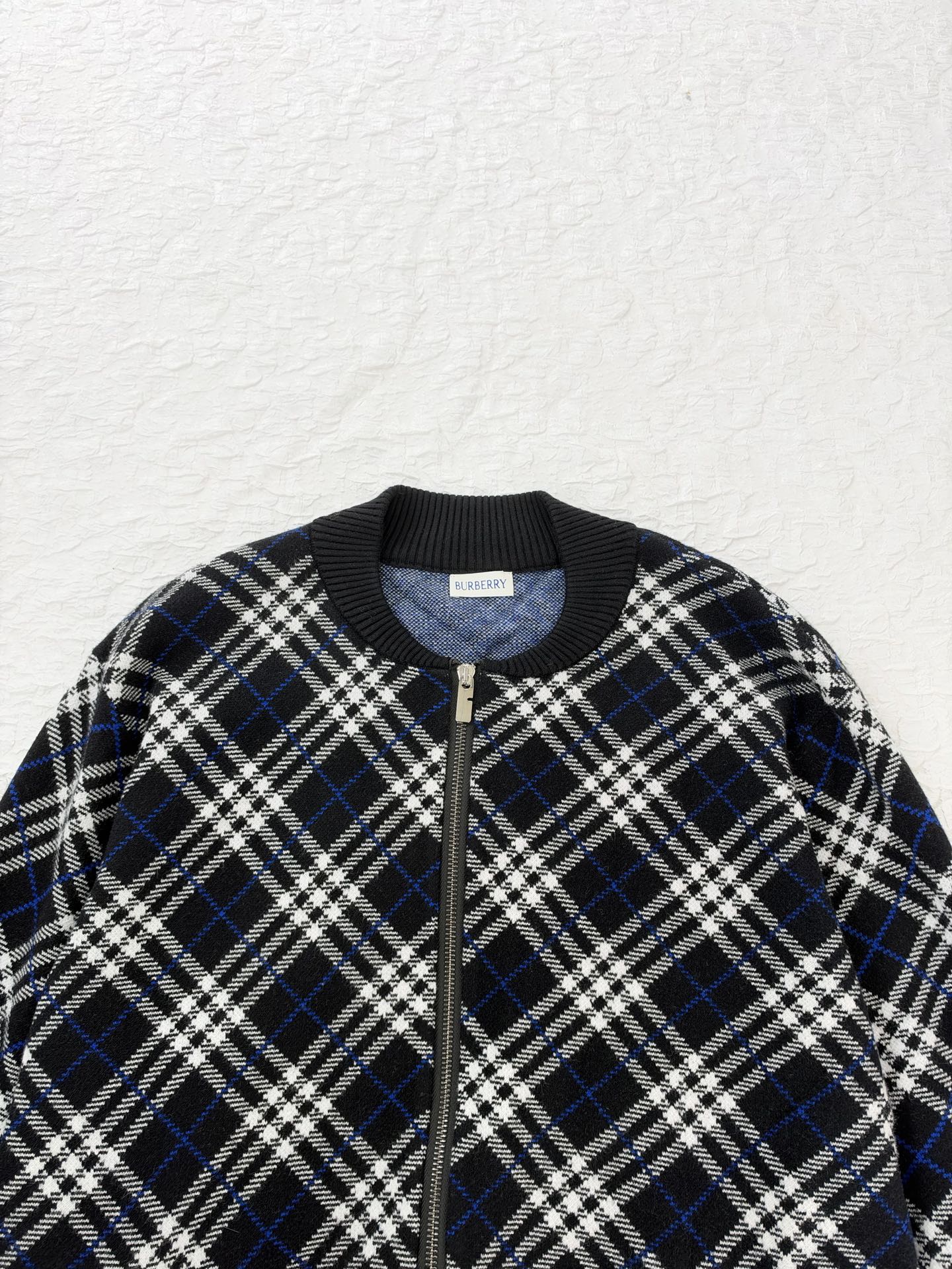 Burberr*/Burberry plaid knitted baseball collar zipper cardigan Custom-woven plaid jacquard yarn, plaid line thickness, color matching and repeated color matching, the fabric surface is smooth and delicate, the front and back textures are consistent, baseball rib round neck, full-length zipper opening and closing, pocket design on both sides; the collar, cuffs, and hem are all ribbed in the same color, with stable elasticity and not easy to deform - Image 5