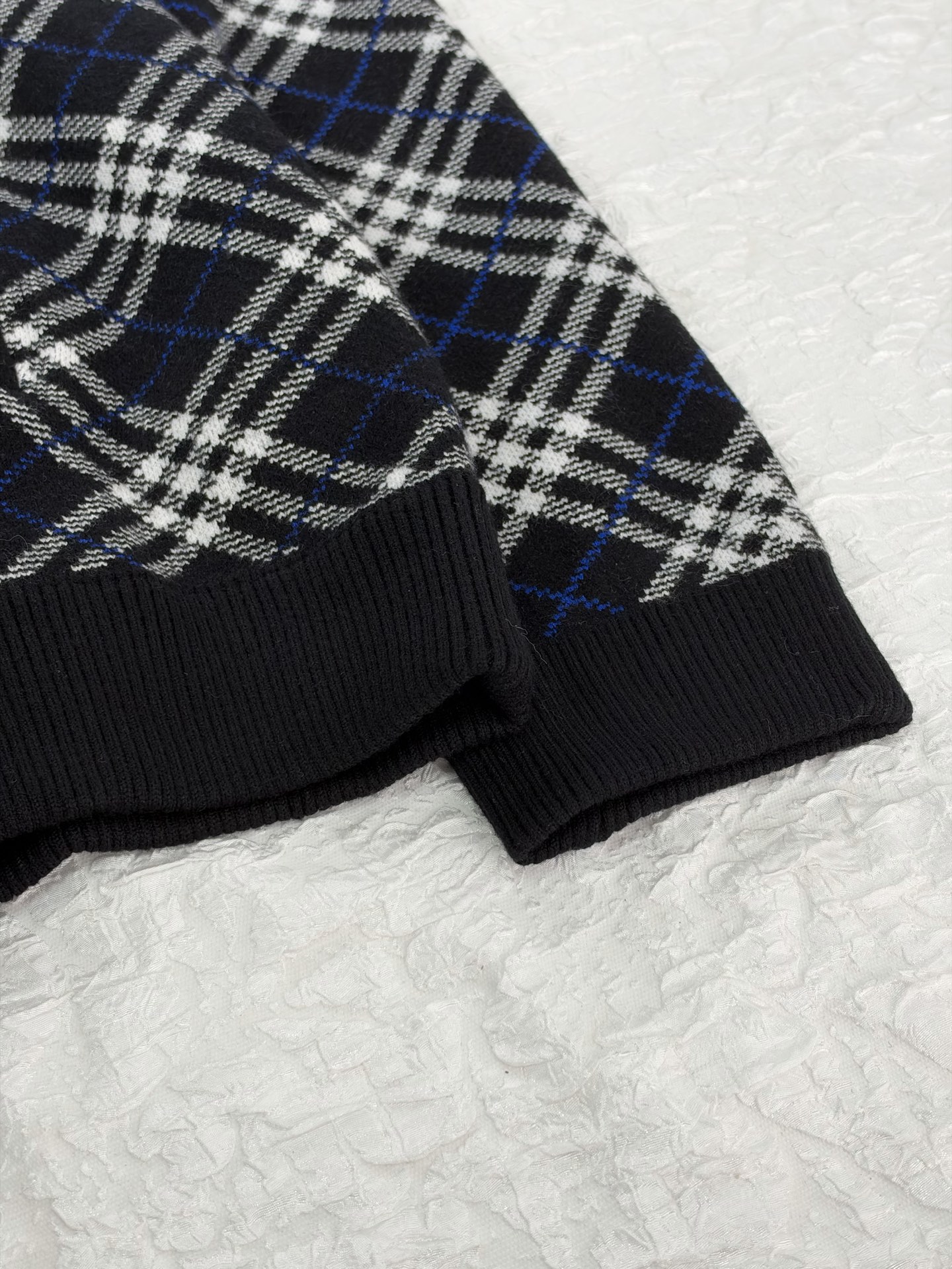 Burberr*/Burberry plaid knitted baseball collar zipper cardigan Custom-woven plaid jacquard yarn, plaid line thickness, color matching and repeated color matching, the fabric surface is smooth and delicate, the front and back textures are consistent, baseball rib round neck, full-length zipper opening and closing, pocket design on both sides; the collar, cuffs, and hem are all ribbed in the same color, with stable elasticity and not easy to deform - Image 6