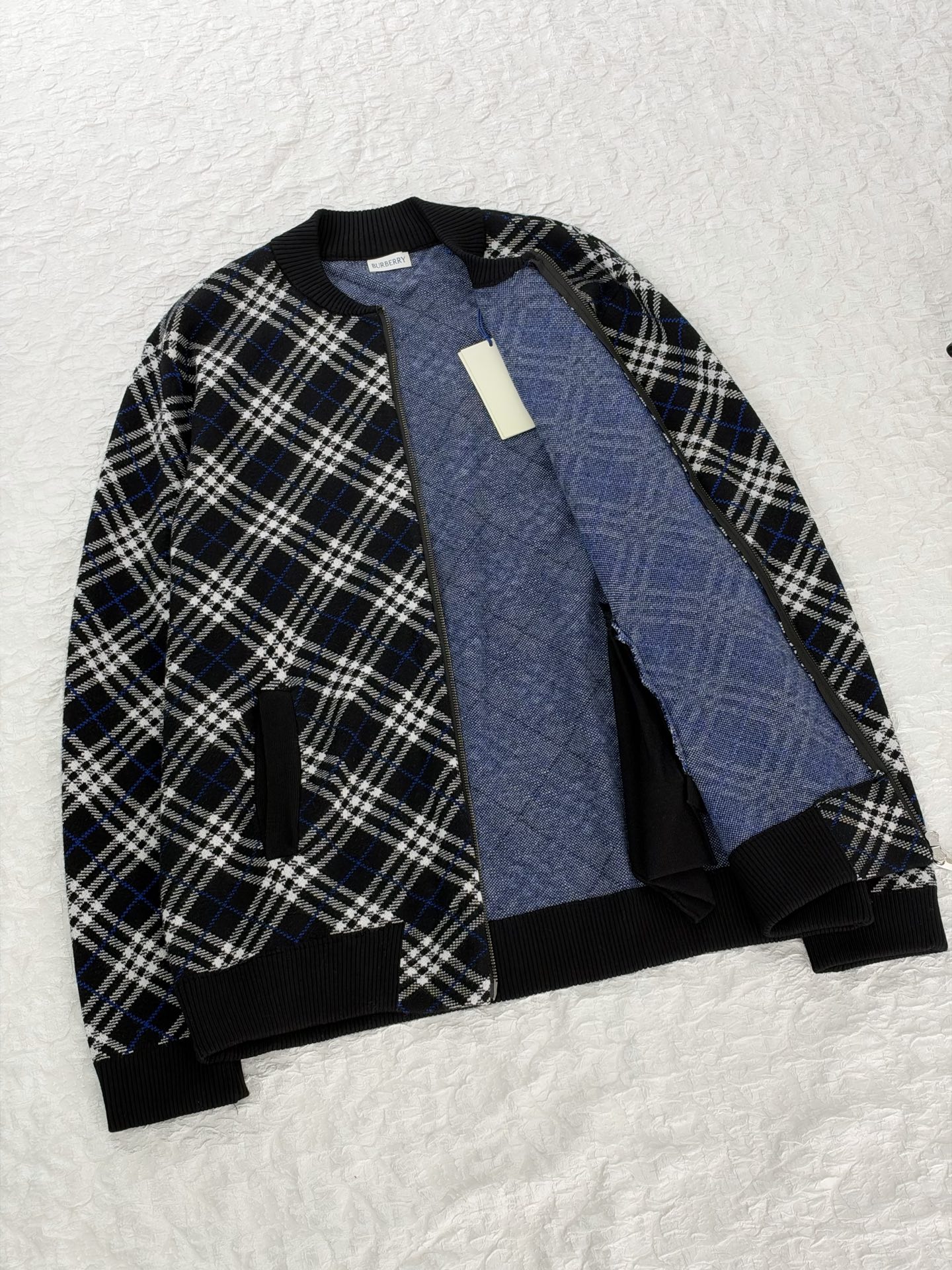 Burberr*/Burberry plaid knitted baseball collar zipper cardigan Custom-woven plaid jacquard yarn, plaid line thickness, color matching and repeated color matching, the fabric surface is smooth and delicate, the front and back textures are consistent, baseball rib round neck, full-length zipper opening and closing, pocket design on both sides; the collar, cuffs, and hem are all ribbed in the same color, with stable elasticity and not easy to deform - Image 8