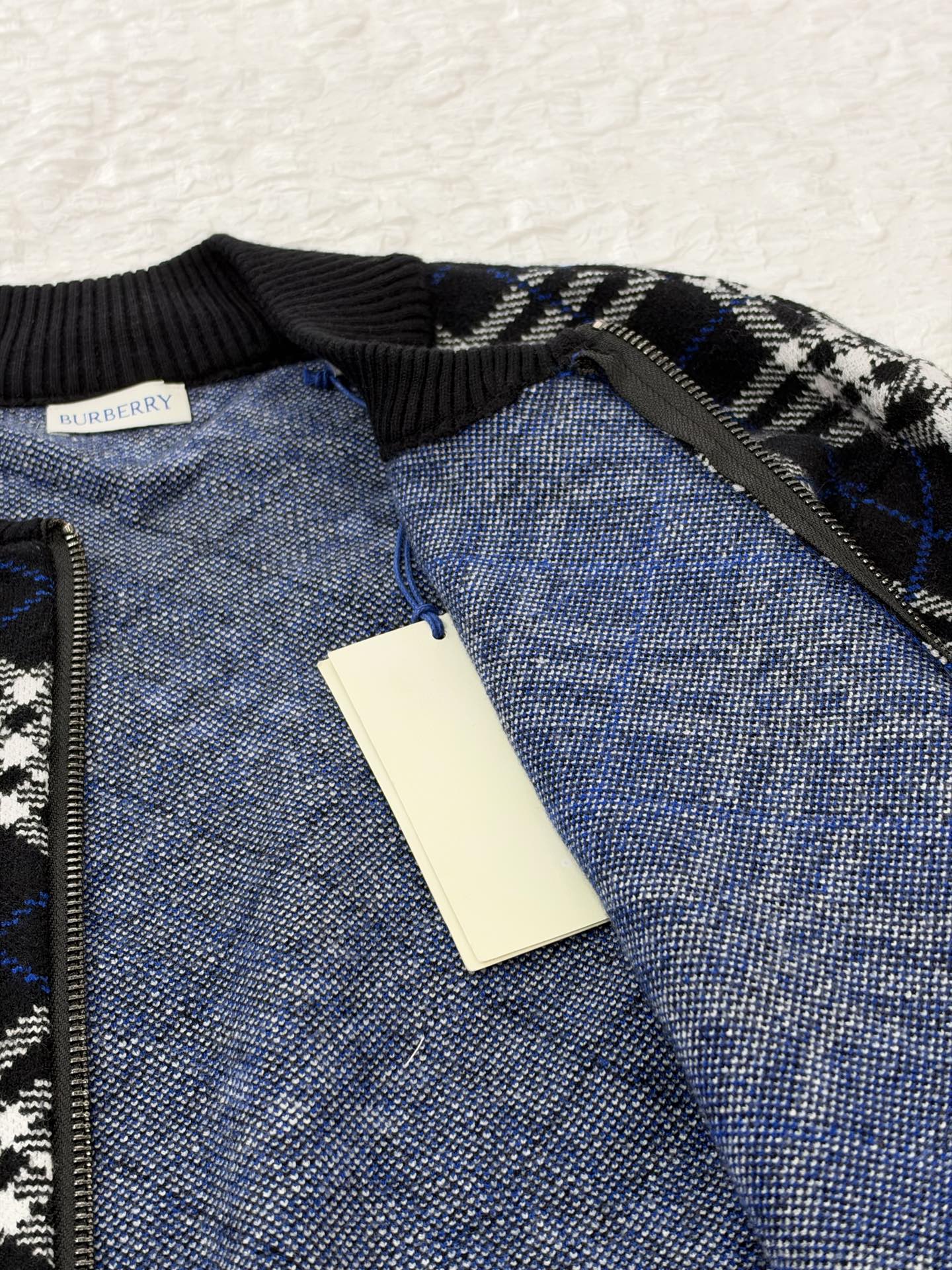 Burberr*/Burberry plaid knitted baseball collar zipper cardigan Custom-woven plaid jacquard yarn, plaid line thickness, color matching and repeated color matching, the fabric surface is smooth and delicate, the front and back textures are consistent, baseball rib round neck, full-length zipper opening and closing, pocket design on both sides; the collar, cuffs, and hem are all ribbed in the same color, with stable elasticity and not easy to deform - Image 9