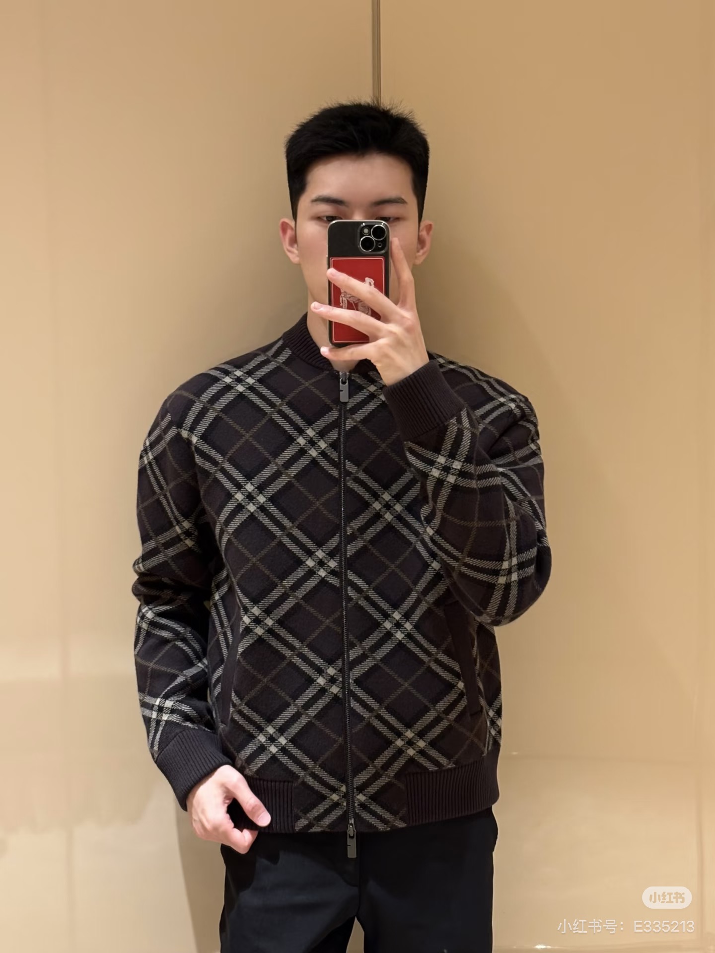 Burberr*/Burberry plaid knitted baseball collar zipper cardigan Custom-woven plaid jacquard yarn, plaid line thickness, color matching and repeated color matching, the fabric surface is smooth and delicate, the front and back textures are consistent, baseball rib round neck, full-length zipper opening and closing, pocket design on both sides; the collar, cuffs, and hem are all ribbed in the same color, with stable elasticity and not easy to deform - Image 14