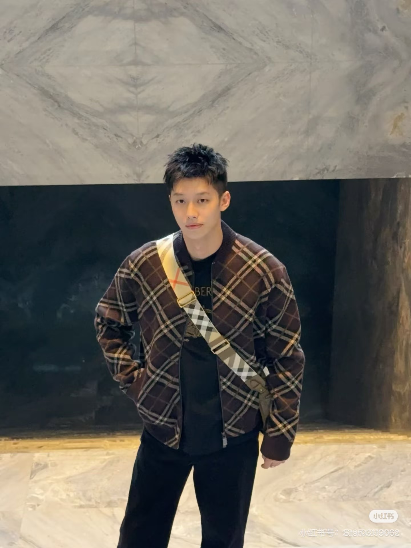 Burberr*/Burberry plaid knitted baseball collar zipper cardigan Custom-woven plaid jacquard yarn, plaid line thickness, color matching and repeated color matching, the fabric surface is smooth and delicate, the front and back textures are consistent, baseball rib round neck, full-length zipper opening and closing, pocket design on both sides; the collar, cuffs, and hem are all ribbed in the same color, with stable elasticity and not easy to deform - Image 15
