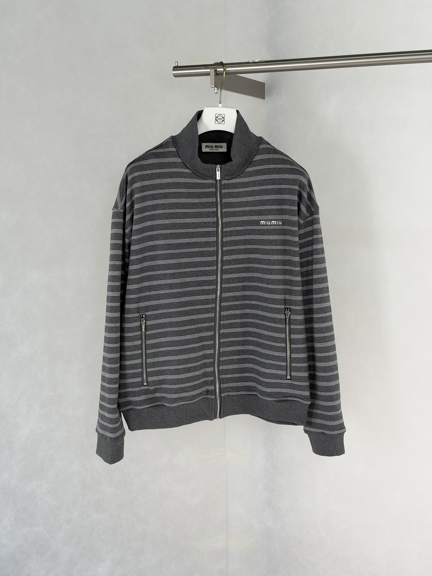 Miu Mi*/Miu Miu letter embroidered counterpoint striped zipper jacket The stripe spacing is accurately aligned, and the width and color of each strip are aligned with the original version