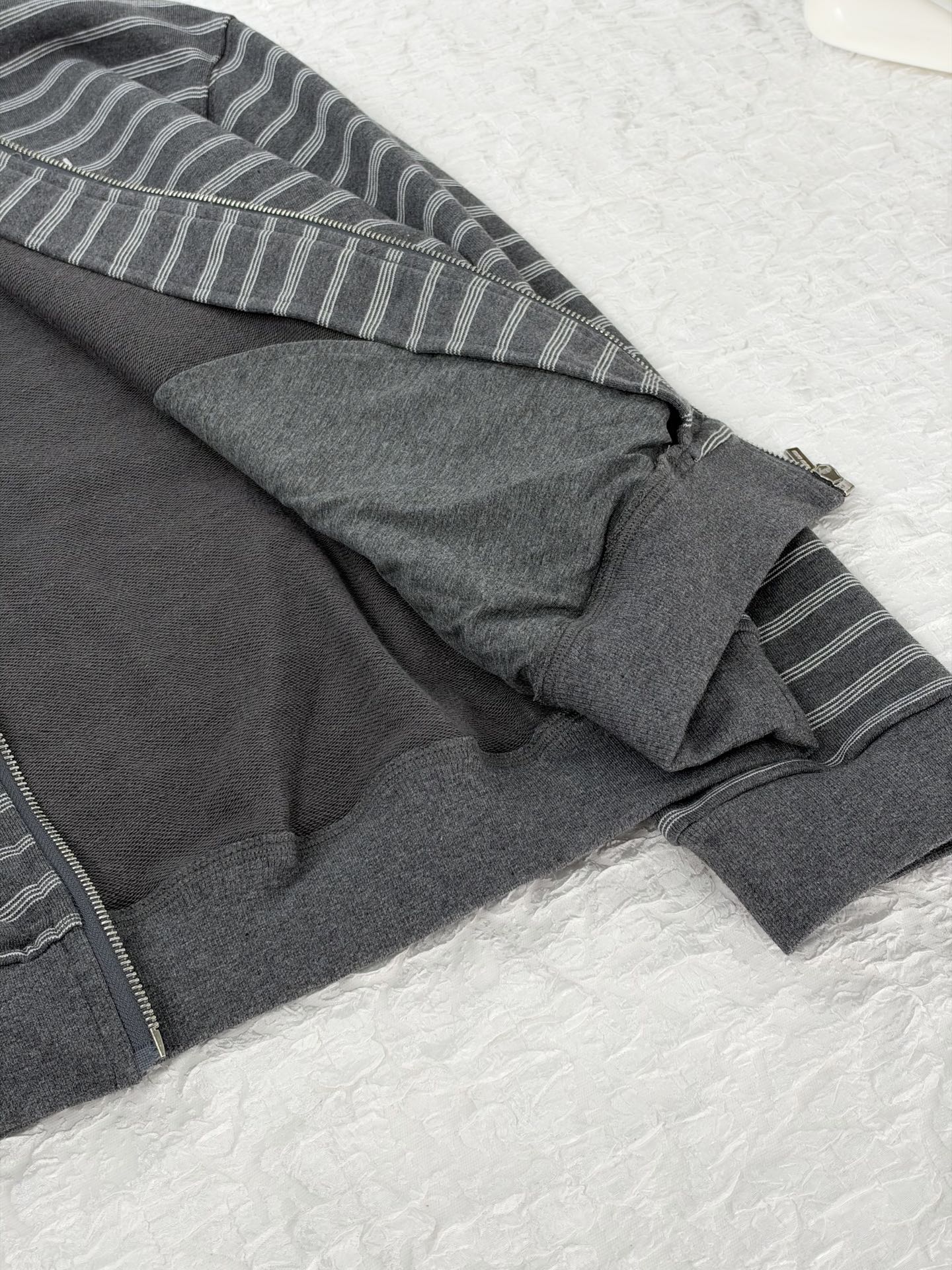 Miu Mi*/Miu Miu letter embroidered counterpoint striped zipper jacket The stripe spacing is accurately aligned, and the width and color of each strip are aligned with the original version - Image 5