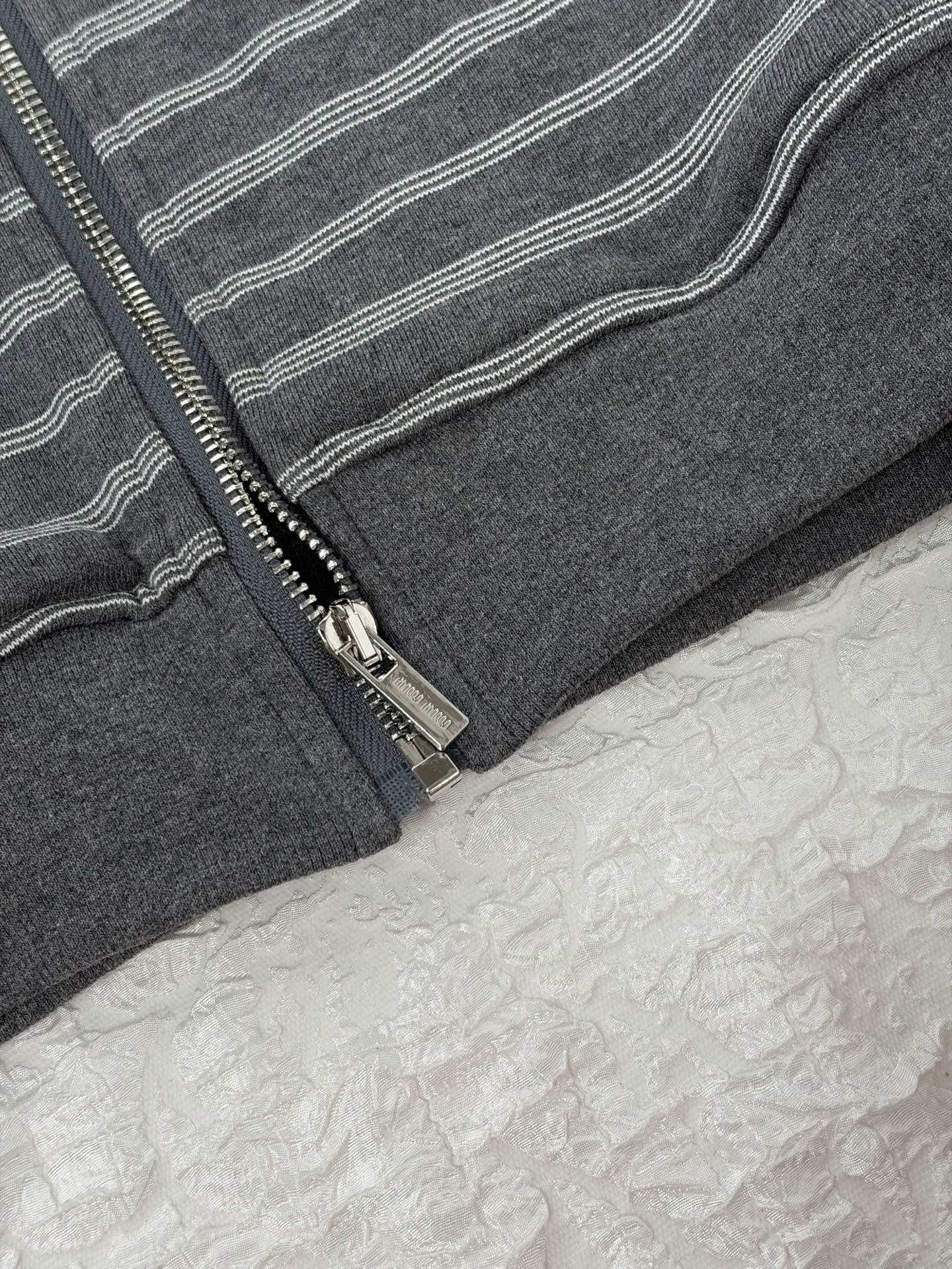 Miu Mi*/Miu Miu letter embroidered counterpoint striped zipper jacket The stripe spacing is accurately aligned, and the width and color of each strip are aligned with the original version - Image 8