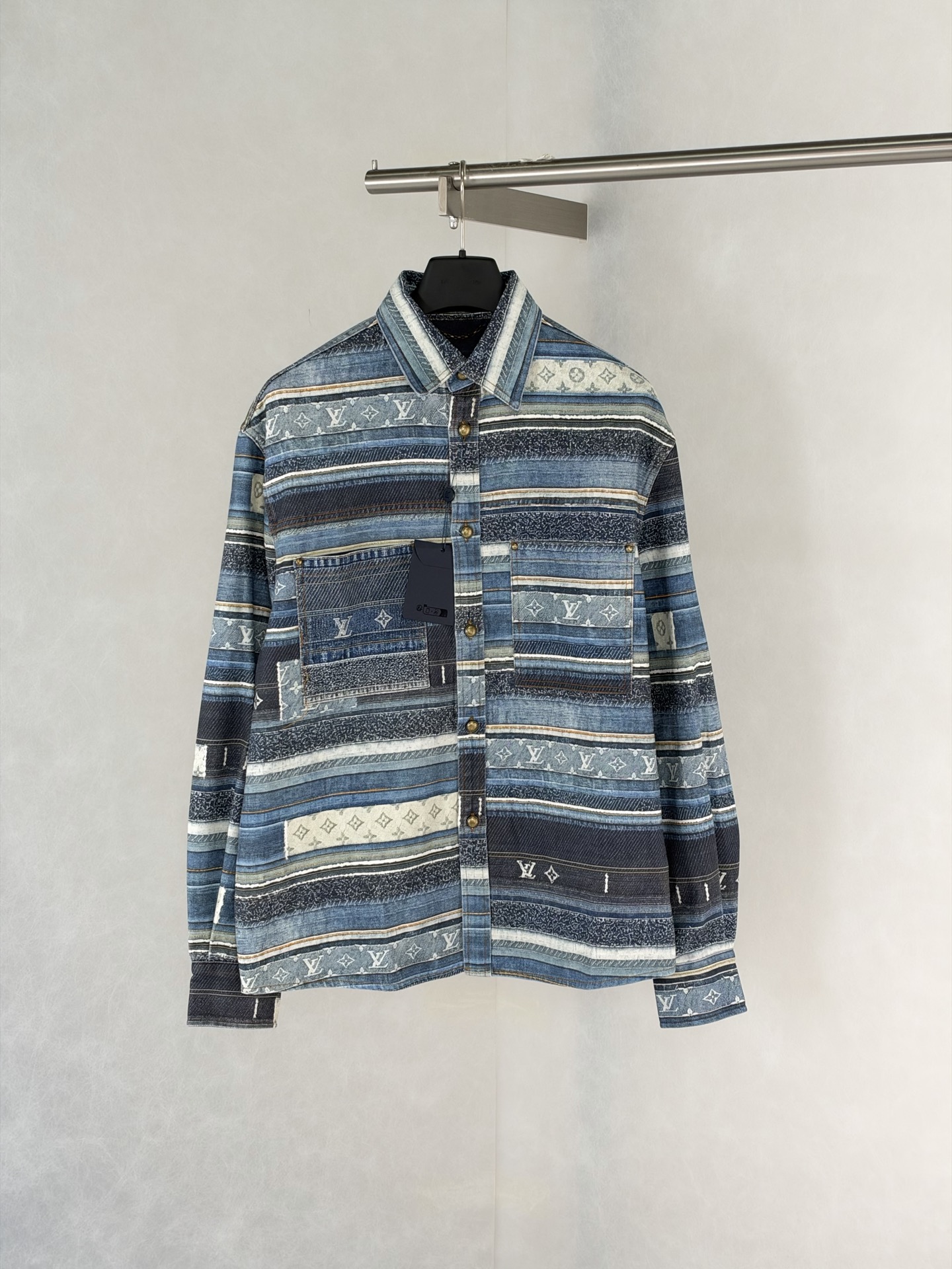 1V/Louis SS27 Monogram patchwork striped print denim shirt The entire denim base fabric is matched with full-width positioning printing
