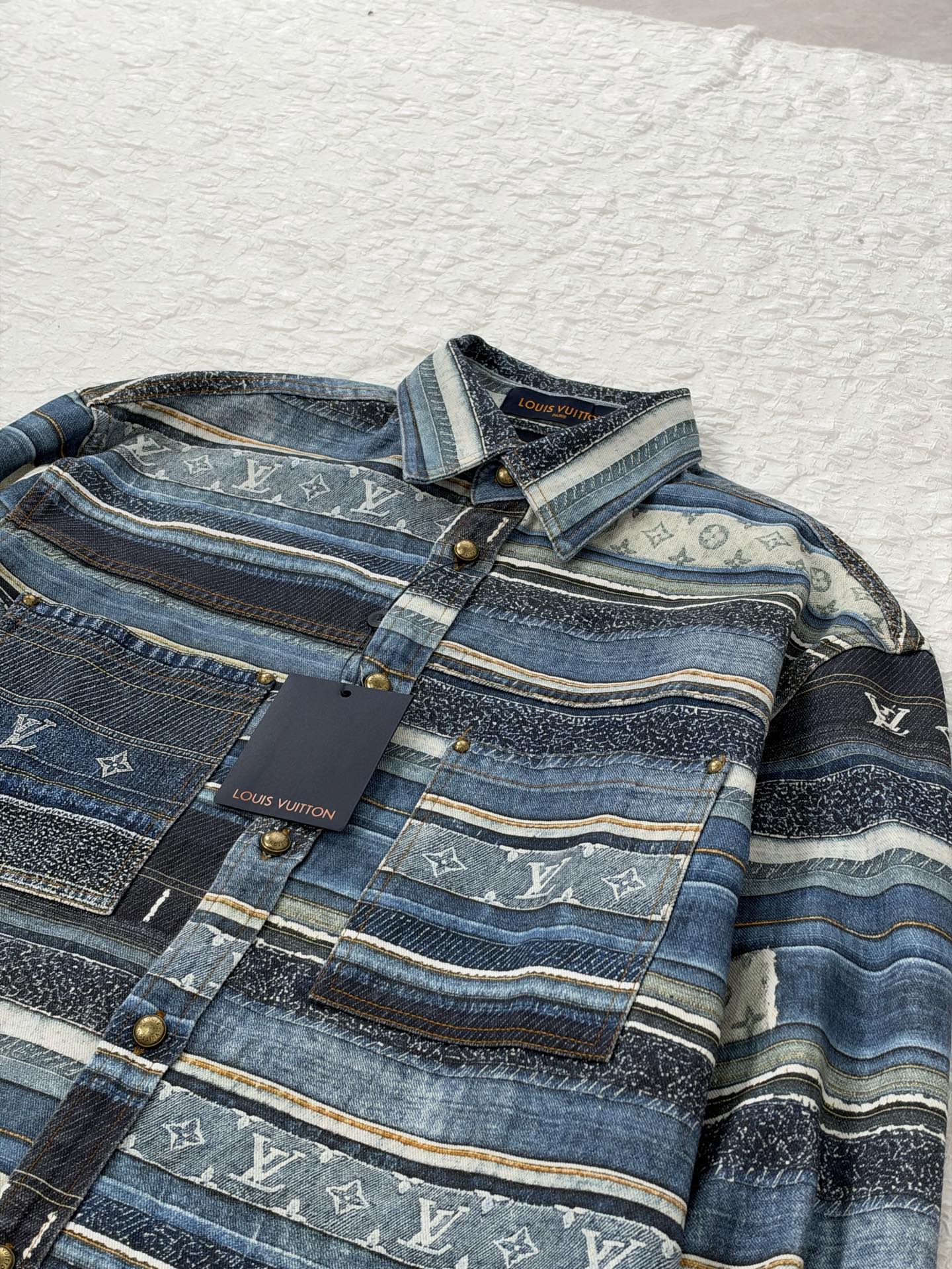 1V/Louis SS27 Monogram patchwork striped print denim shirt The entire denim base fabric is matched with full-width positioning printing - Image 6