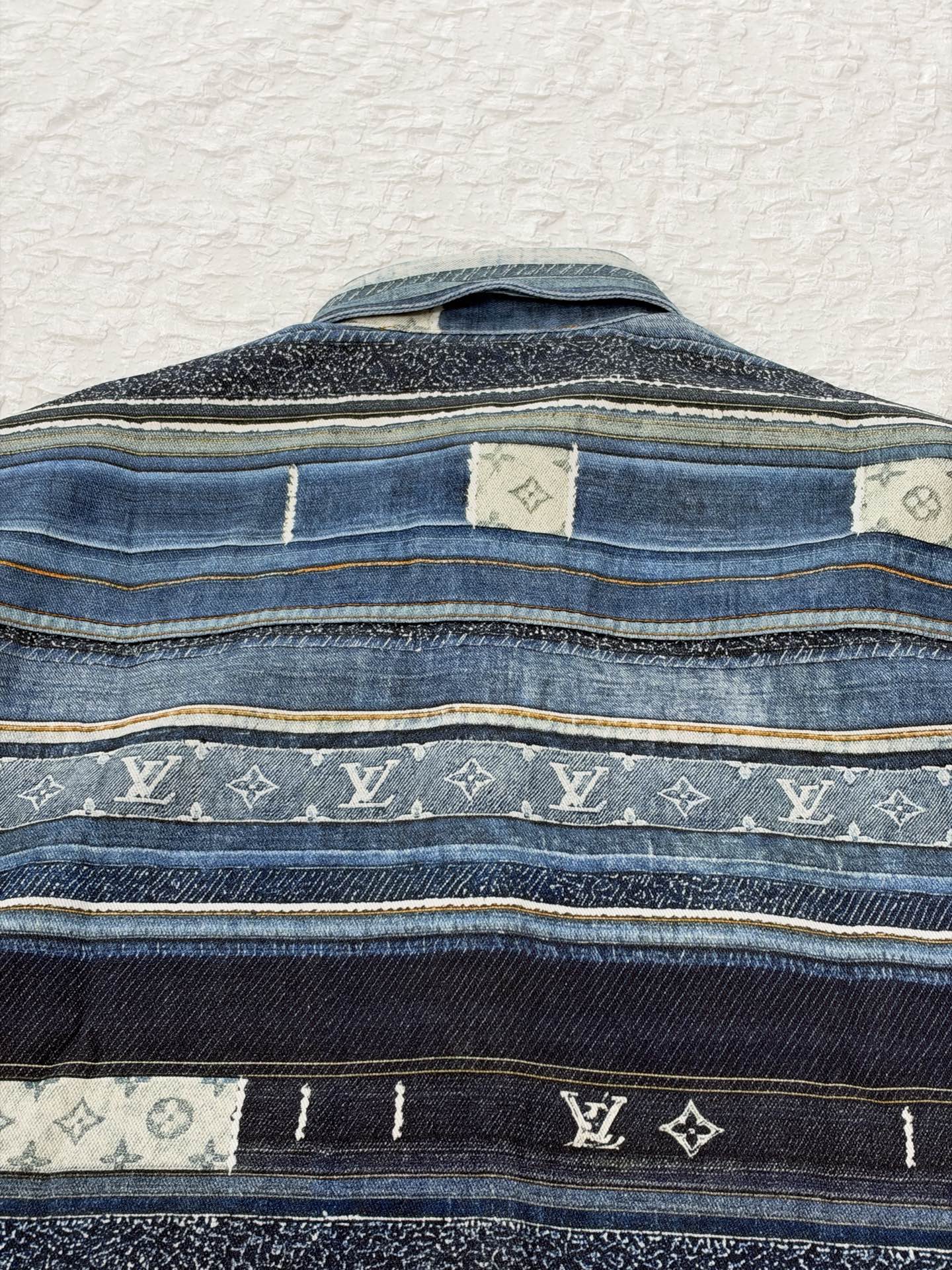 1V/Louis SS27 Monogram patchwork striped print denim shirt The entire denim base fabric is matched with full-width positioning printing - Image 8