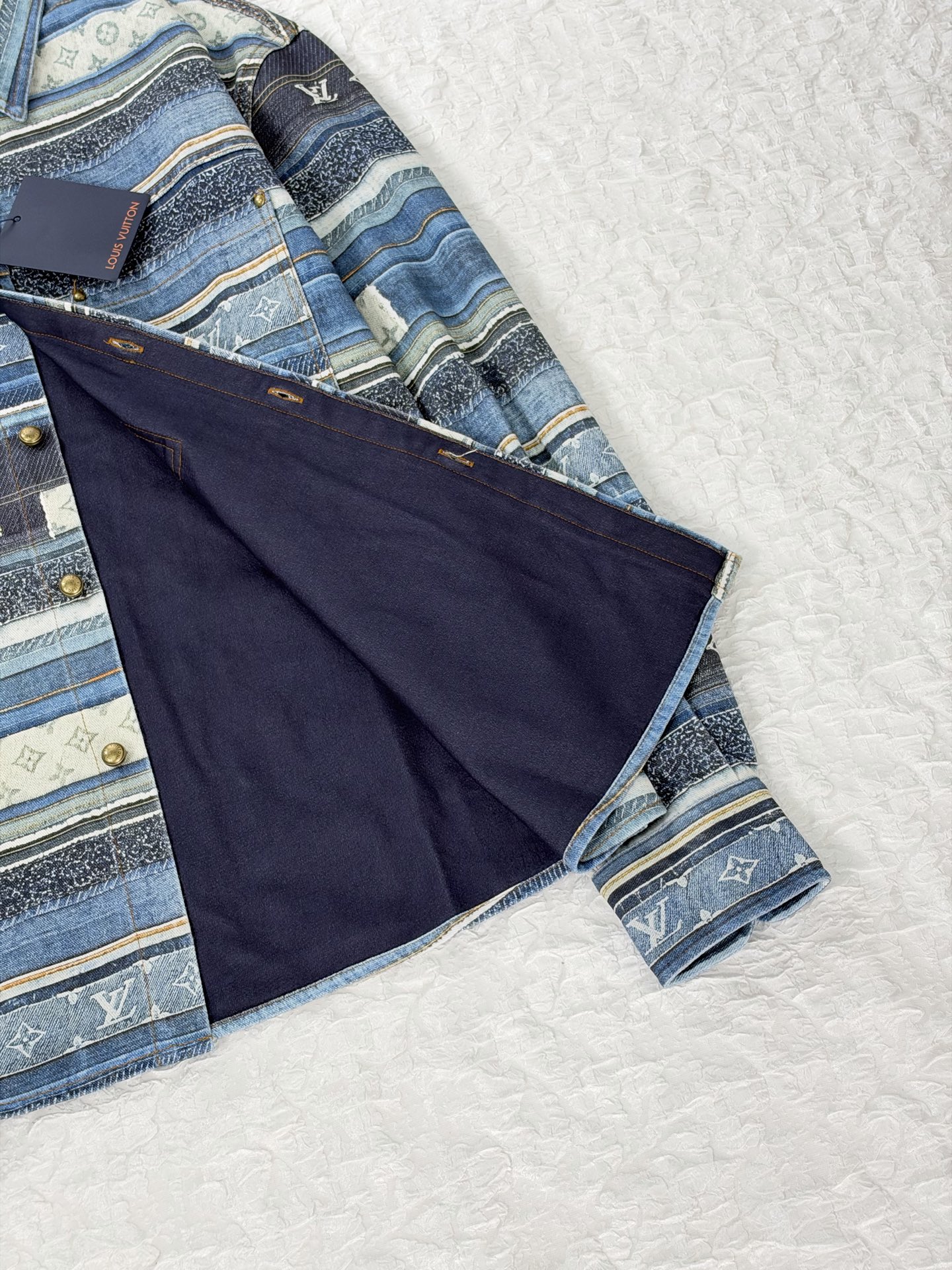 1V/Louis SS27 Monogram patchwork striped print denim shirt The entire denim base fabric is matched with full-width positioning printing - Image 9