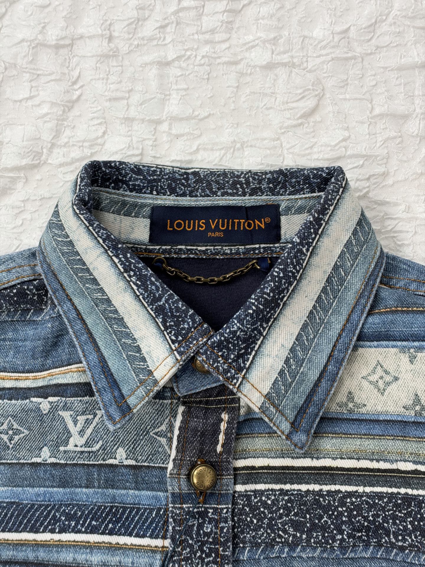 1V/Louis SS27 Monogram patchwork striped print denim shirt The entire denim base fabric is matched with full-width positioning printing - Image 11