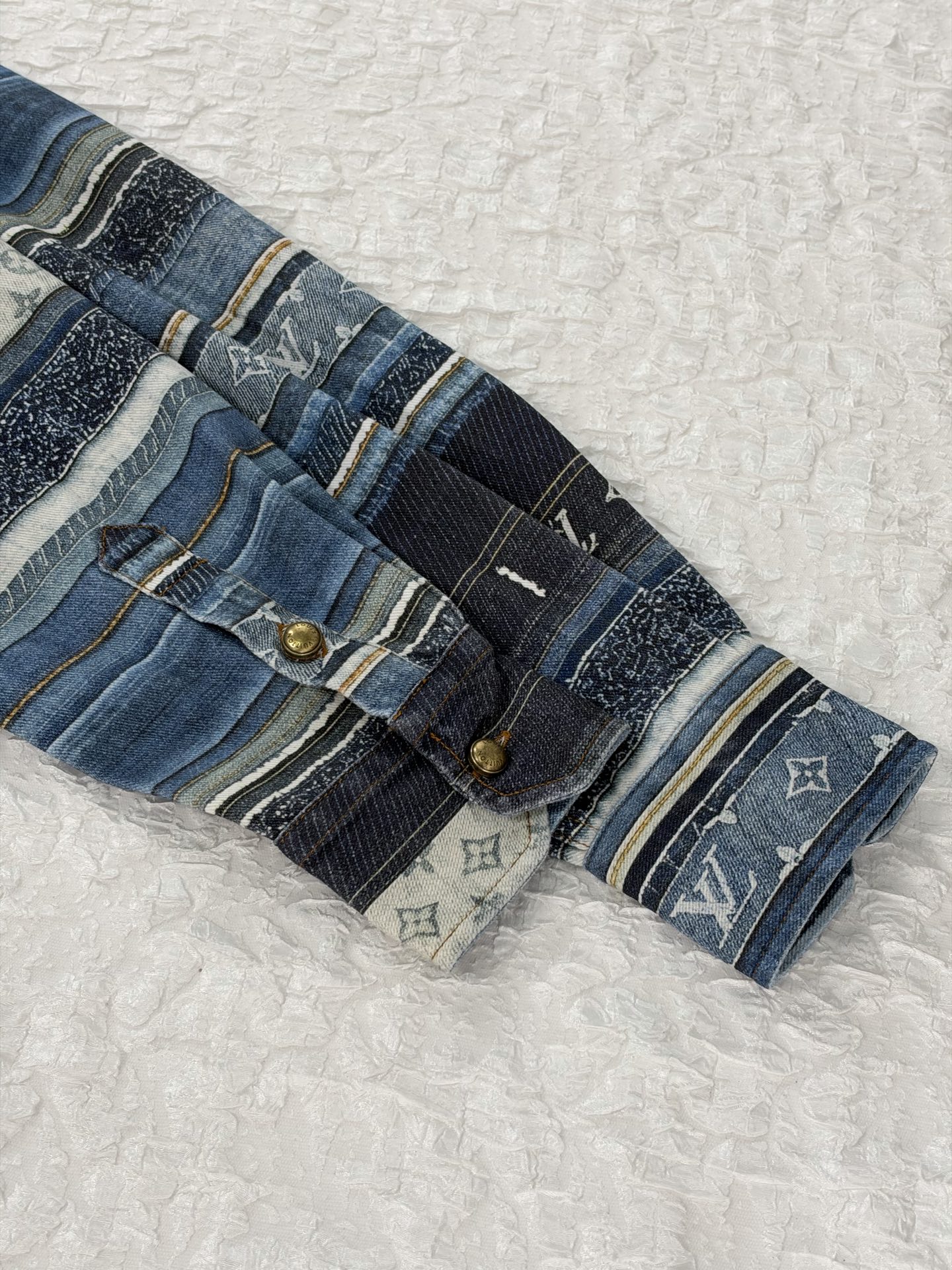 1V/Louis SS27 Monogram patchwork striped print denim shirt The entire denim base fabric is matched with full-width positioning printing - Image 10