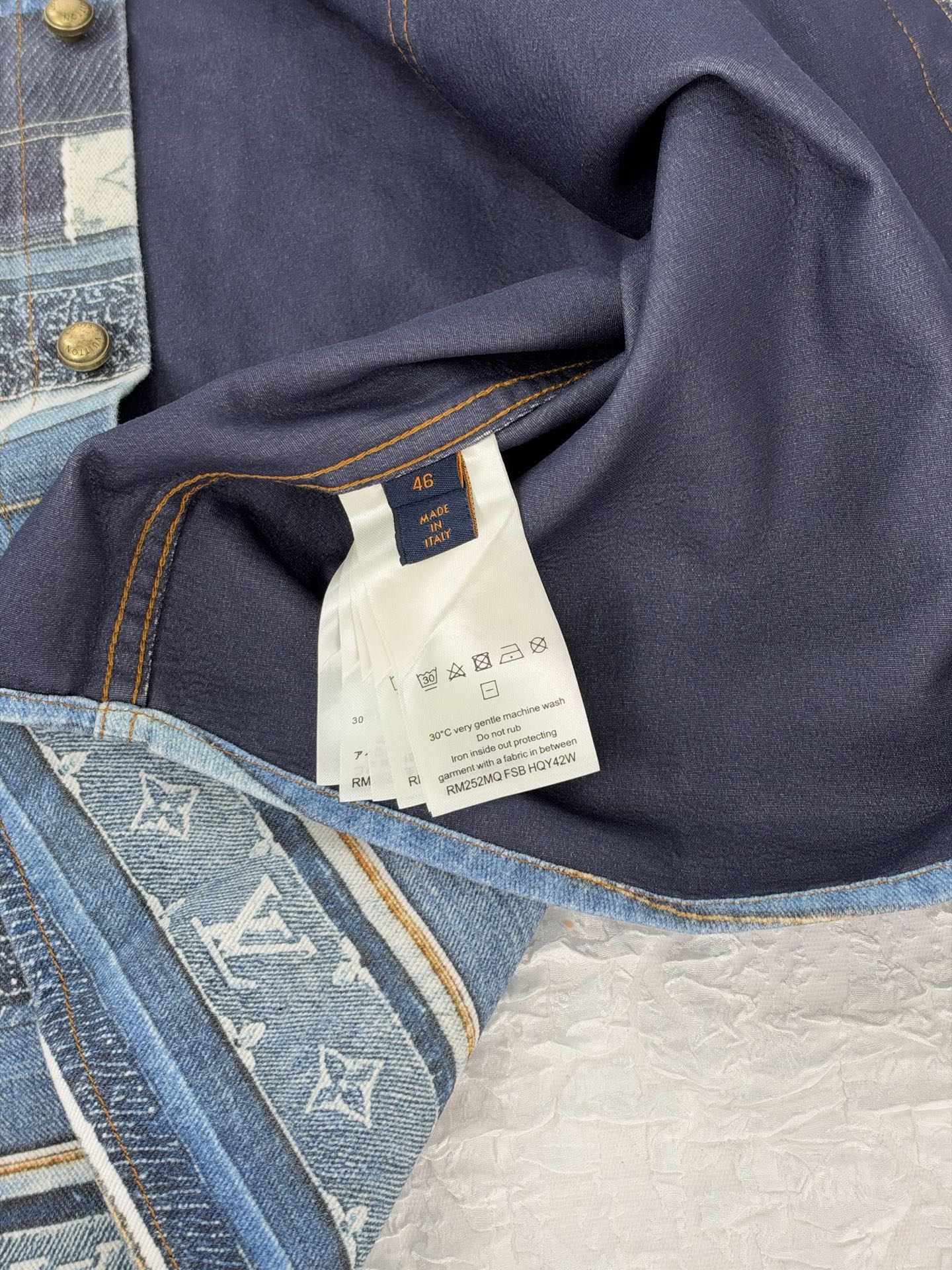 1V/Louis SS27 Monogram patchwork striped print denim shirt The entire denim base fabric is matched with full-width positioning printing - Image 12