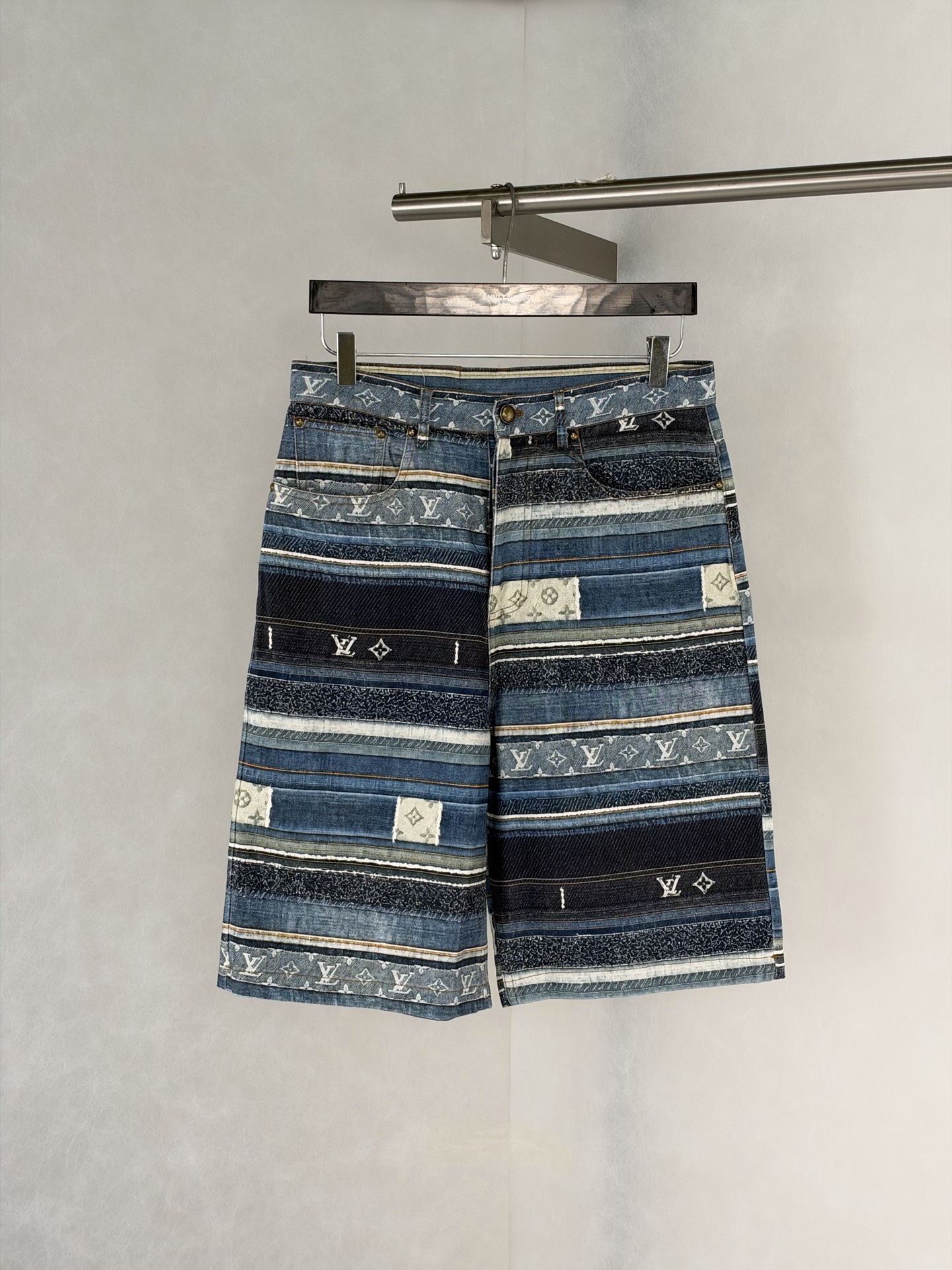 1V/Louis SS27 Monogram patchwork striped printed denim shorts The entire denim base fabric is matched with full-width positioning printing