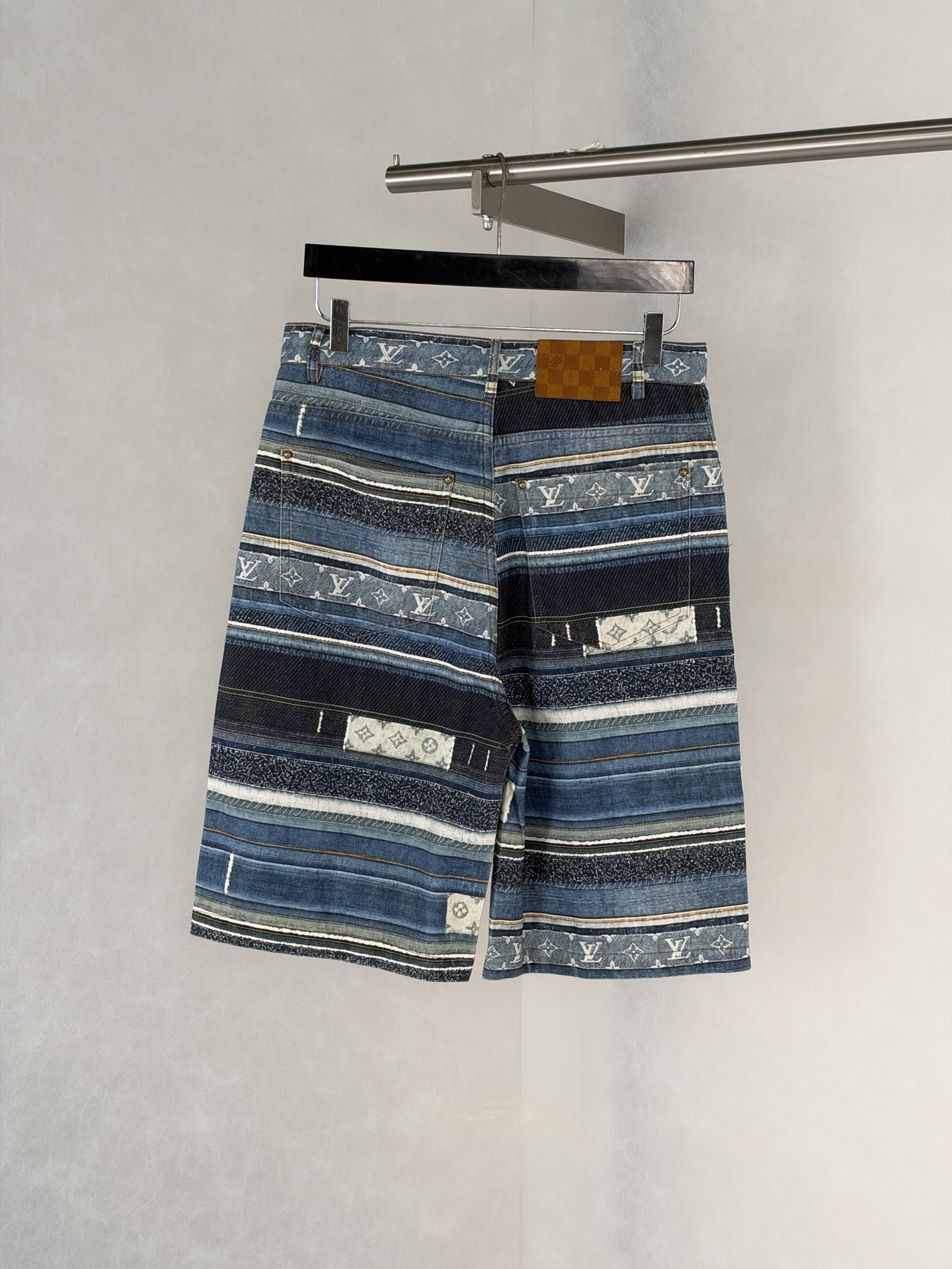 1V/Louis SS27 Monogram patchwork striped printed denim shorts The entire denim base fabric is matched with full-width positioning printing - Image 2