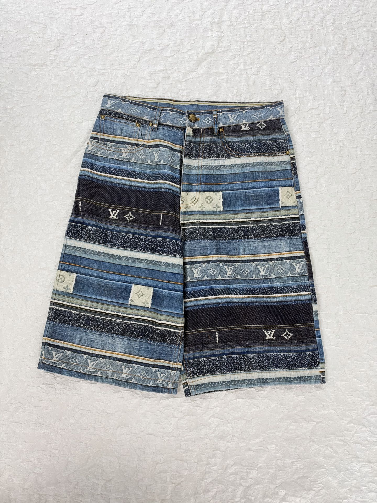1V/Louis SS27 Monogram patchwork striped printed denim shorts The entire denim base fabric is matched with full-width positioning printing - Image 3
