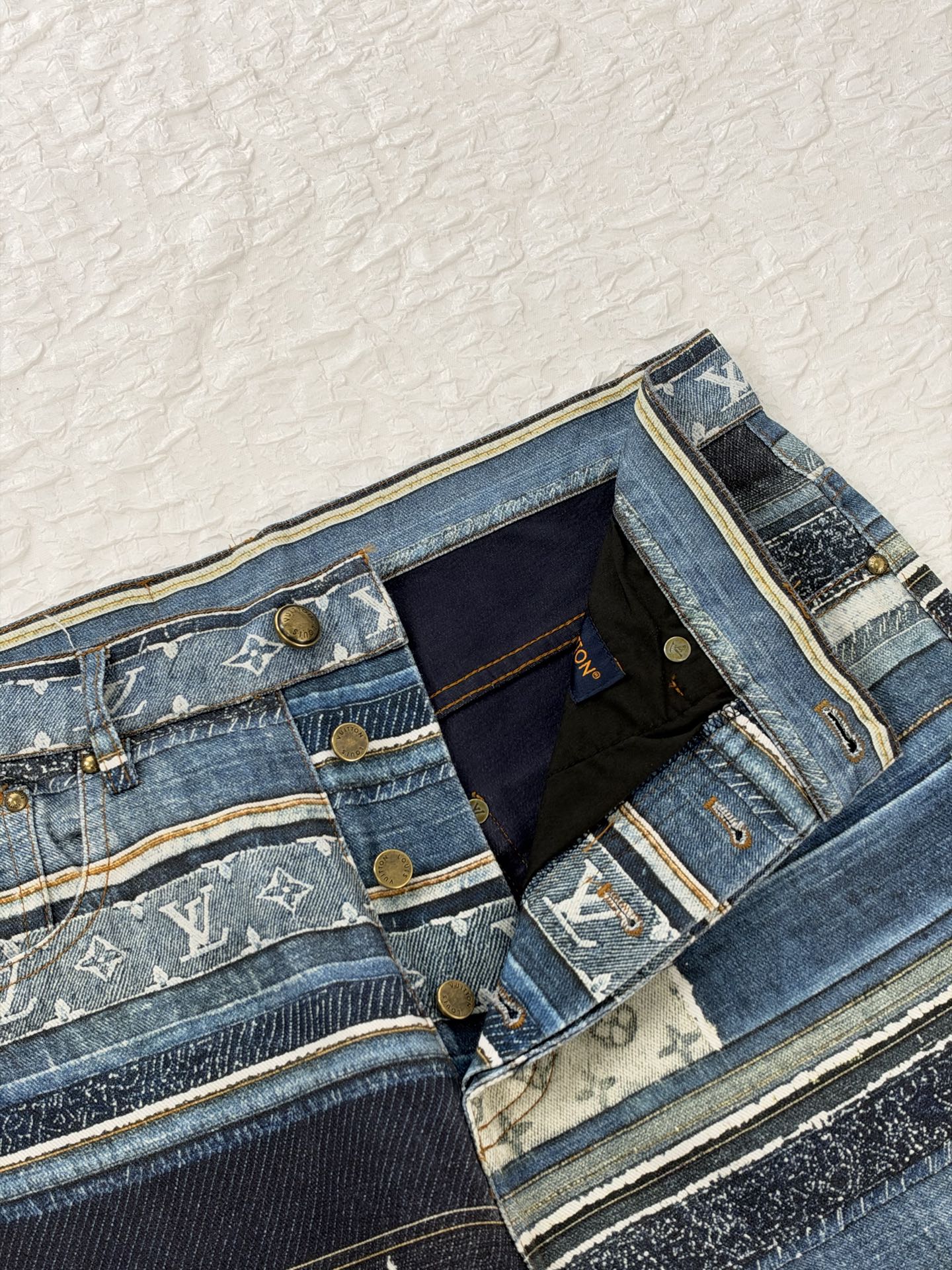 1V/Louis SS27 Monogram patchwork striped printed denim shorts The entire denim base fabric is matched with full-width positioning printing - Image 5