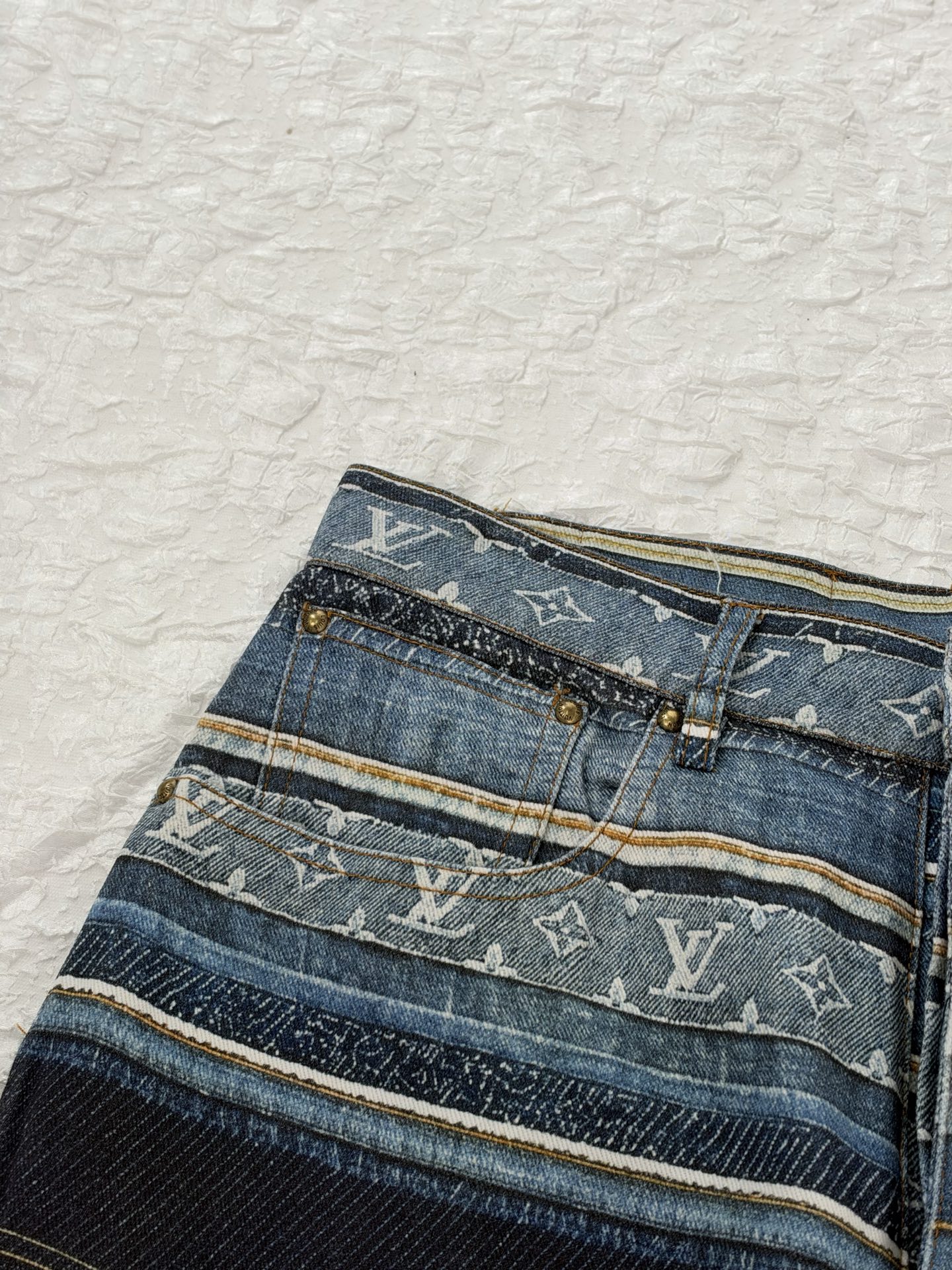 1V/Louis SS27 Monogram patchwork striped printed denim shorts The entire denim base fabric is matched with full-width positioning printing - Image 6
