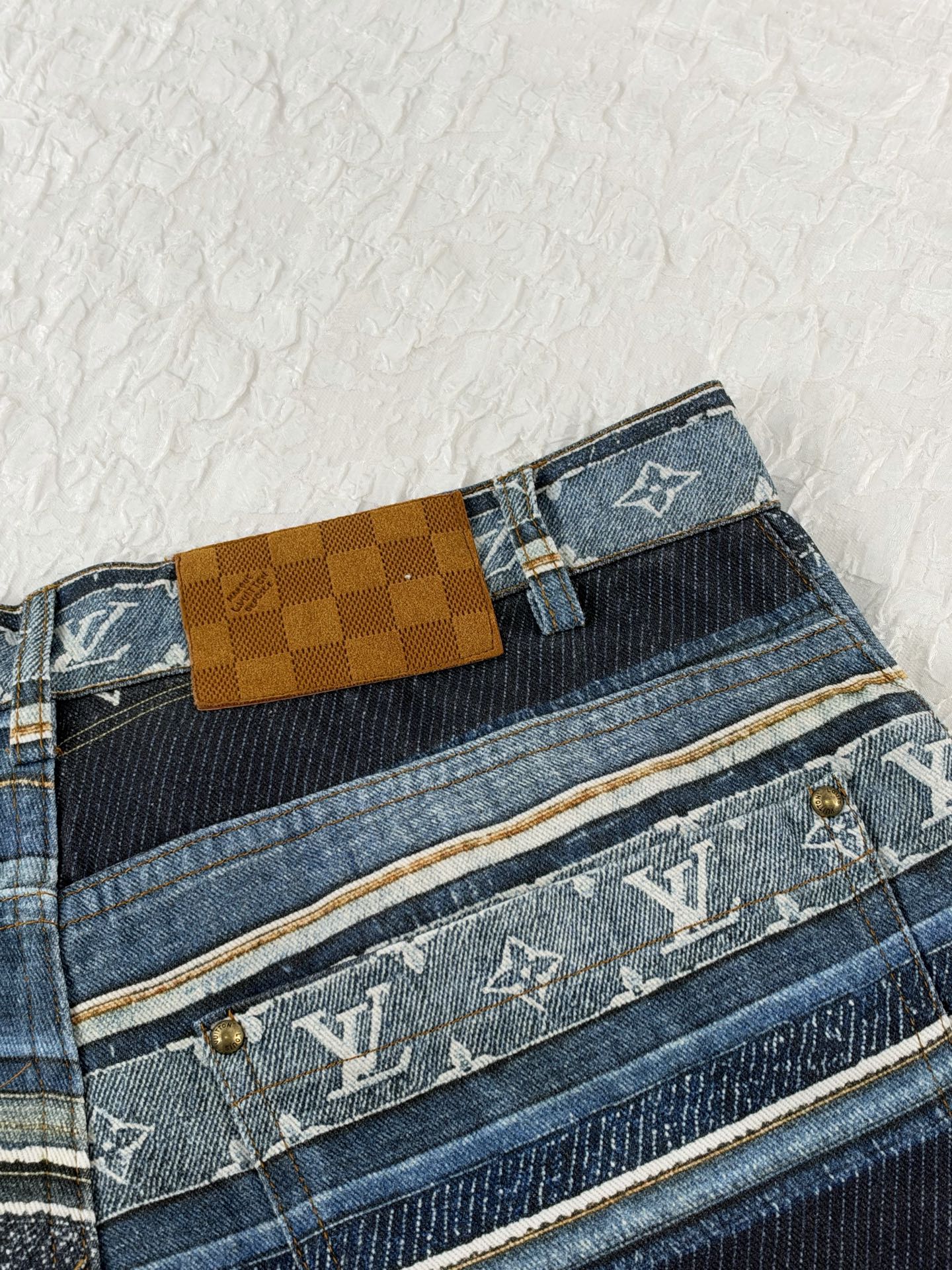 1V/Louis SS27 Monogram patchwork striped printed denim shorts The entire denim base fabric is matched with full-width positioning printing - Image 7