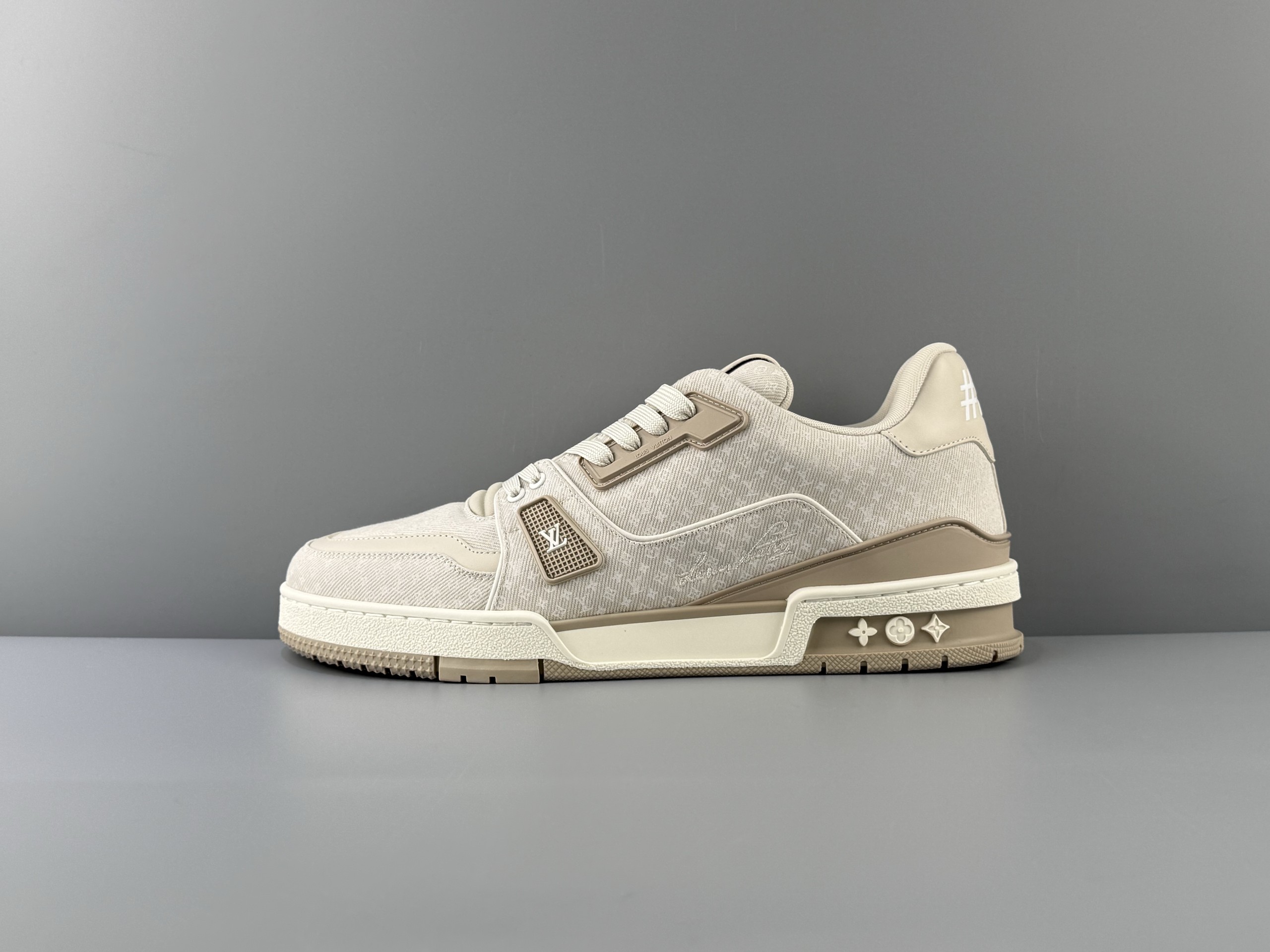 LOUIS VUITTON 2026 latest color scheme Trainer full denim suede flower handwritten logo round toe lace-up low-cut sneakers Italian imported tire cowhide original top outsole production access counter 0️⃣ pressure❗Size: 35 36 37 38 39 40 41 42 43 44 45 (46 customized non-returnable