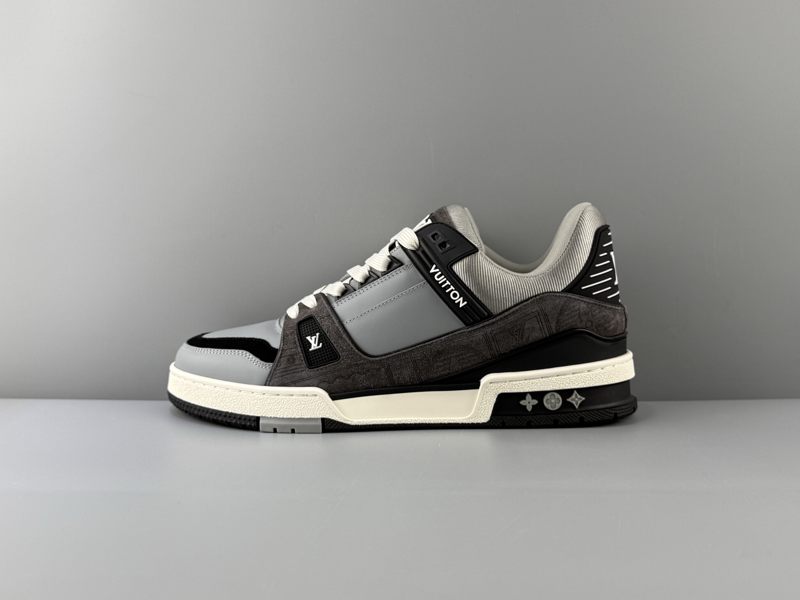 LOUIS VUITTON 2026 latest color scheme Trainer suede flower handwritten logo round toe lace-up low-top sneakers imported Italian calf leather original top-grade outsole production access counter 0️⃣pressure❗Size: 35 36 37 38 39 40 41 42 43 44 45 (46 customization is not returnable)