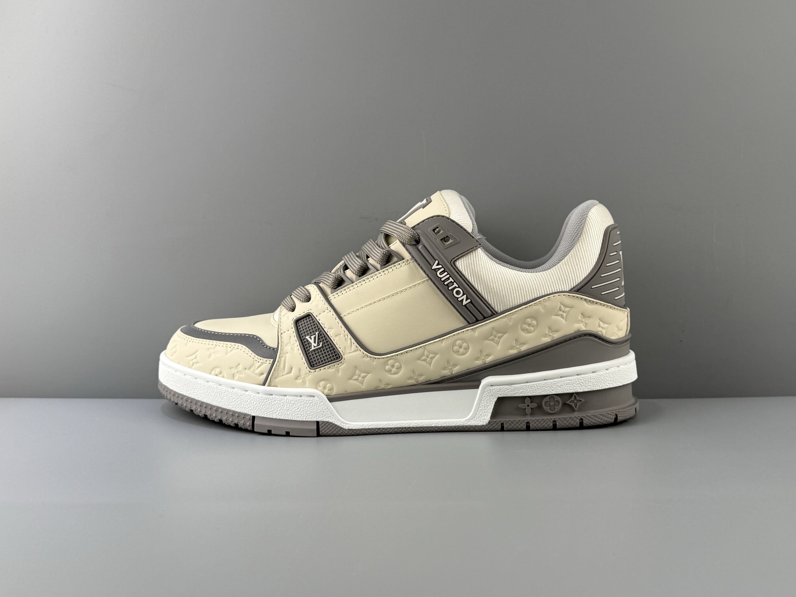 LOUIS VUITTON 2026 latest color scheme Trainer beige bear suede flower handwritten logo round toe lace-up low-cut sneakers Italian imported tire cowhide original top outsole production access counter 0️⃣pressure❗Size: 35 36 37 38 39 40 41 42 43 44 45 (46 customization is not returnable)