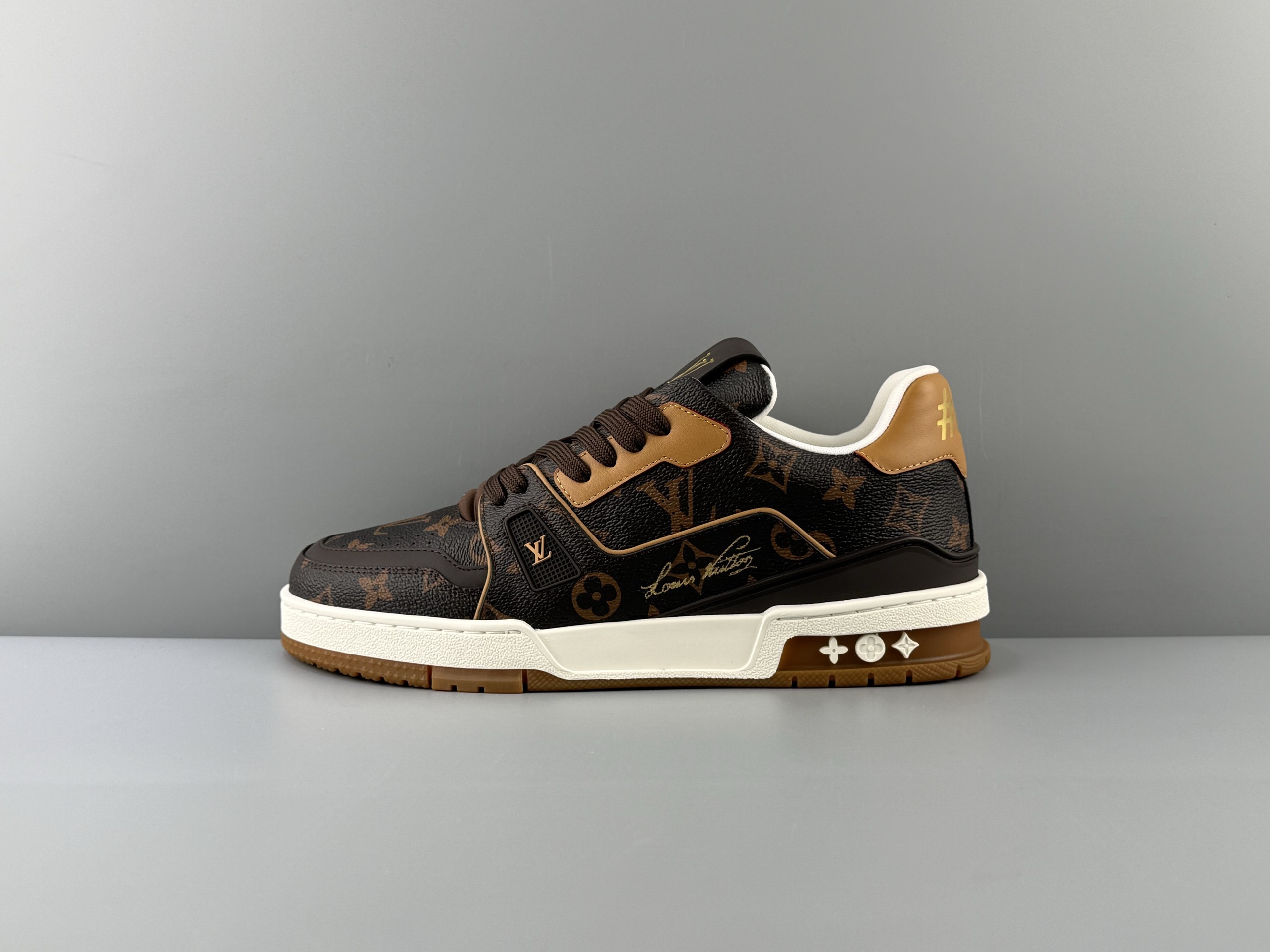 LOUIS VUITTON 2026 latest color scheme Trainer Classic presbyopia Suede Flower Handwritten logo Round toe laces Low-cut sneakers Italian imported tire cowhide Original top-grade outsole Production Access counter 0️⃣ Pressure❗Size: 35 36 37 38 39 40 41 42 43 44 45 (46 customization is not returnable)