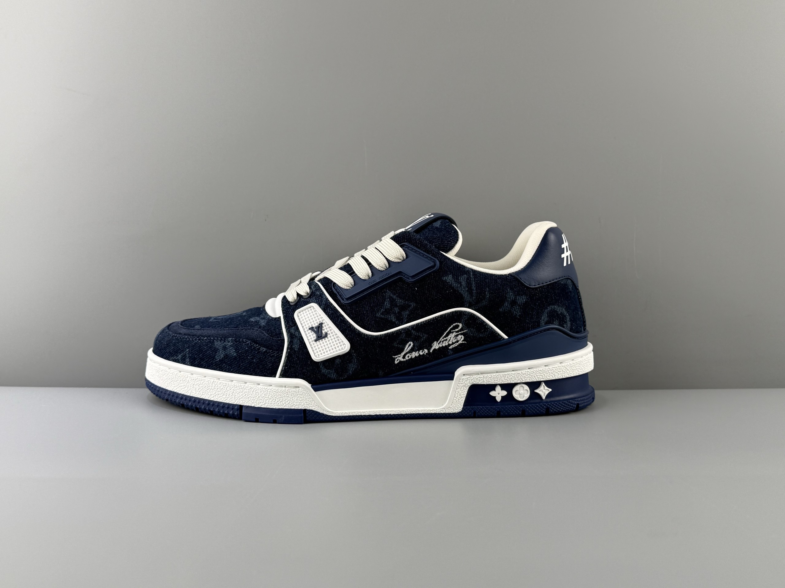 LOUIS VUITTON 2026 latest color scheme Trainer dark blue jacquard denim suede flower handwritten logo round toe lace-up low-cut sneakers Italian imported tire cowhide original factory top outsole production access counter 0️⃣ pressure❗Size: 35 36 37 38 39 40 41 42 43 44 45 (46 customization is not returnable)