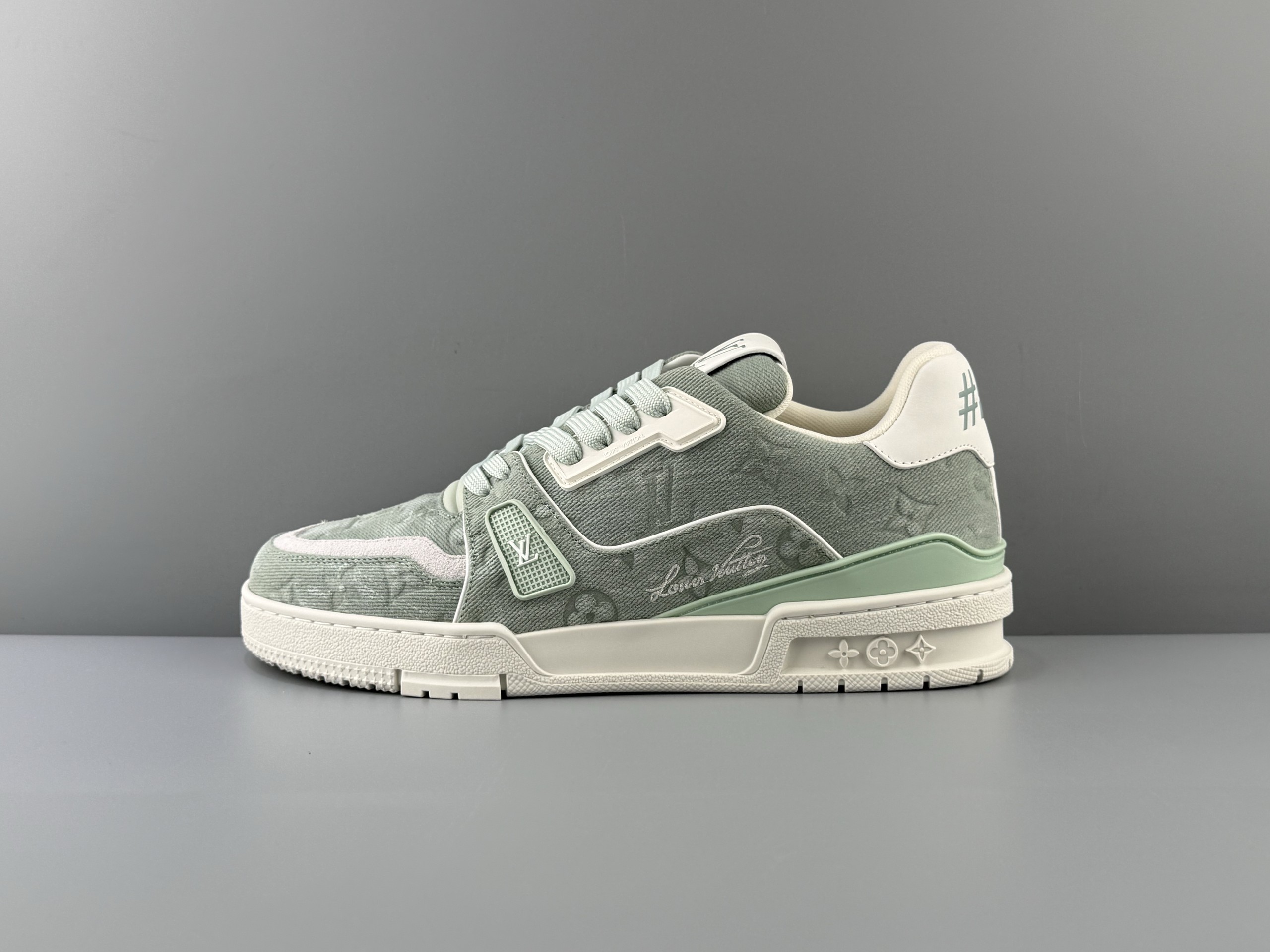 LOUIS VUITTON 2026 latest color scheme Trainer full denim embossed suede flower handwritten logo round toe lace-up low-top sneakers Italian imported tire cowhide original top outsole production access counter 0️⃣ pressure❗Size: 35 36 37 38 39 40 41 42 43 44 45 (46 customization is not returnable)