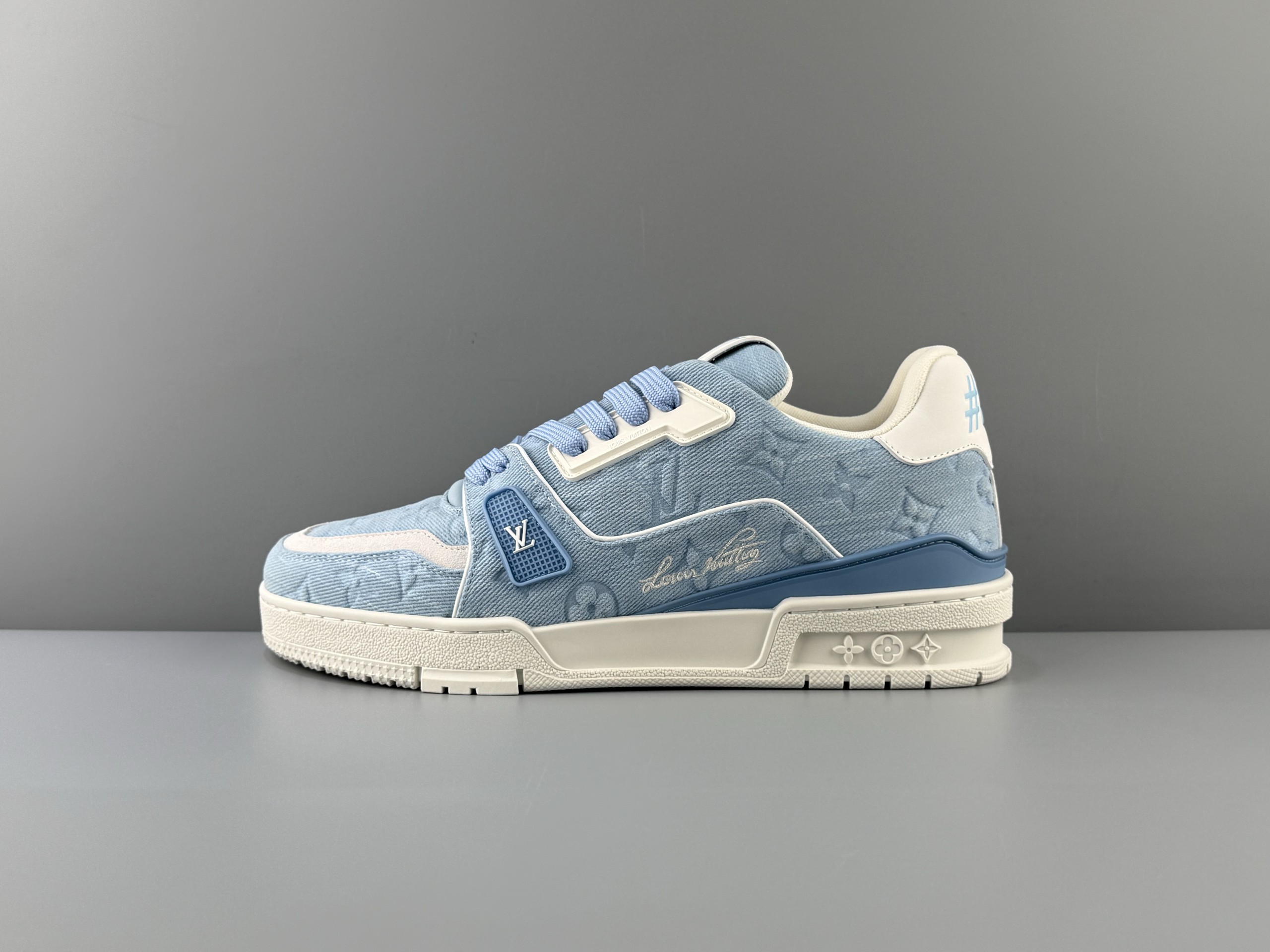 LOUIS VUITTON 2026 latest color scheme Trainer full denim embossed suede flower handwritten logo round toe lace-up low-top sneakers Italian imported tire cowhide original top outsole production access counter 0️⃣ pressure❗Size: 35 36 37 38 39 40 41 42 43 44 45 (46 customization is not returnable)