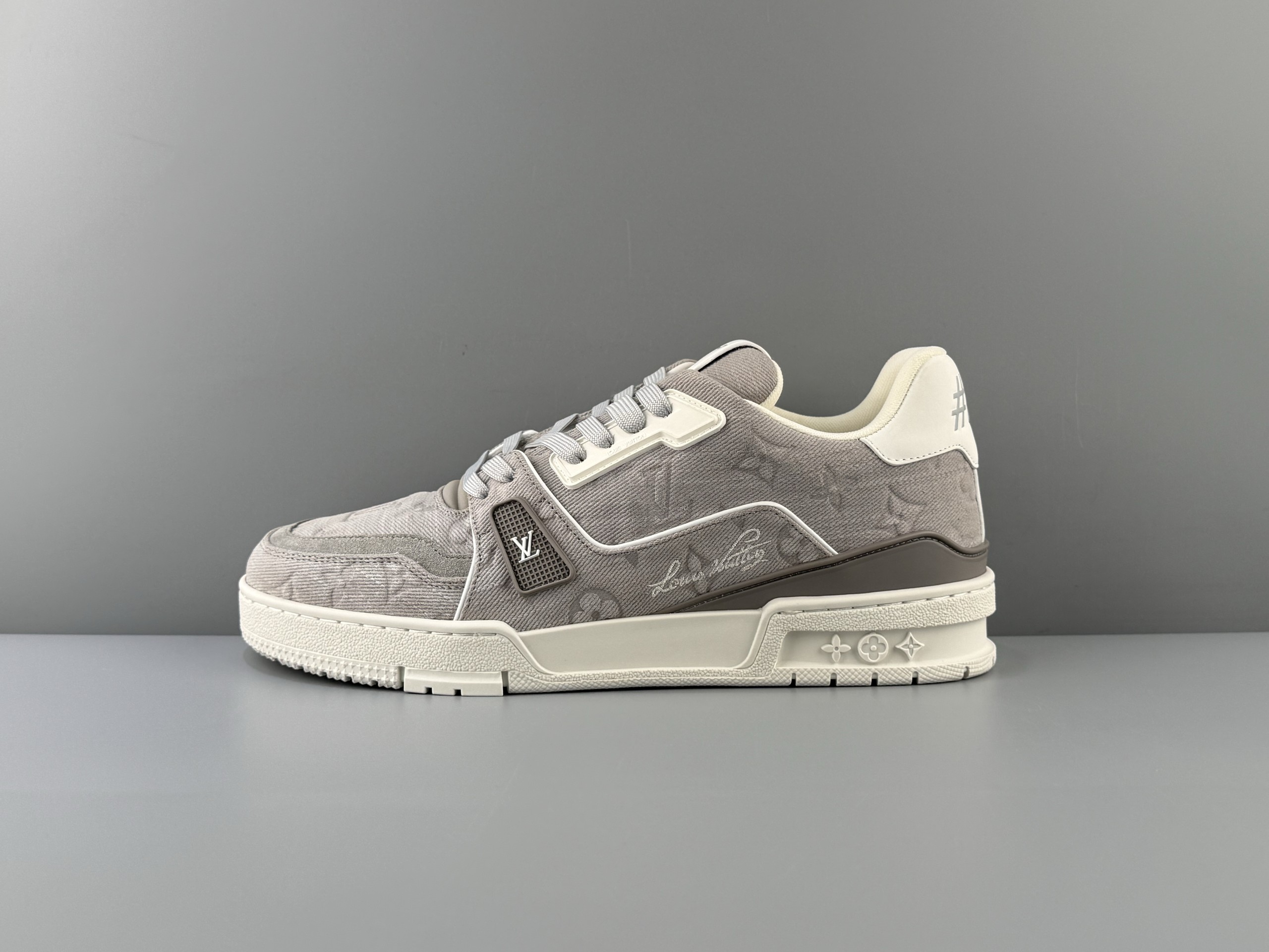 LOUIS VUITTON 2026 latest color scheme Trainer full denim embossed suede flower handwritten logo round toe lace-up low-top sneakers Italian imported tire cowhide original top outsole production access counter 0️⃣ pressure❗Size: 35 36 37 38 39 40 41 42 43 44 45 (46 customization is not returnable)