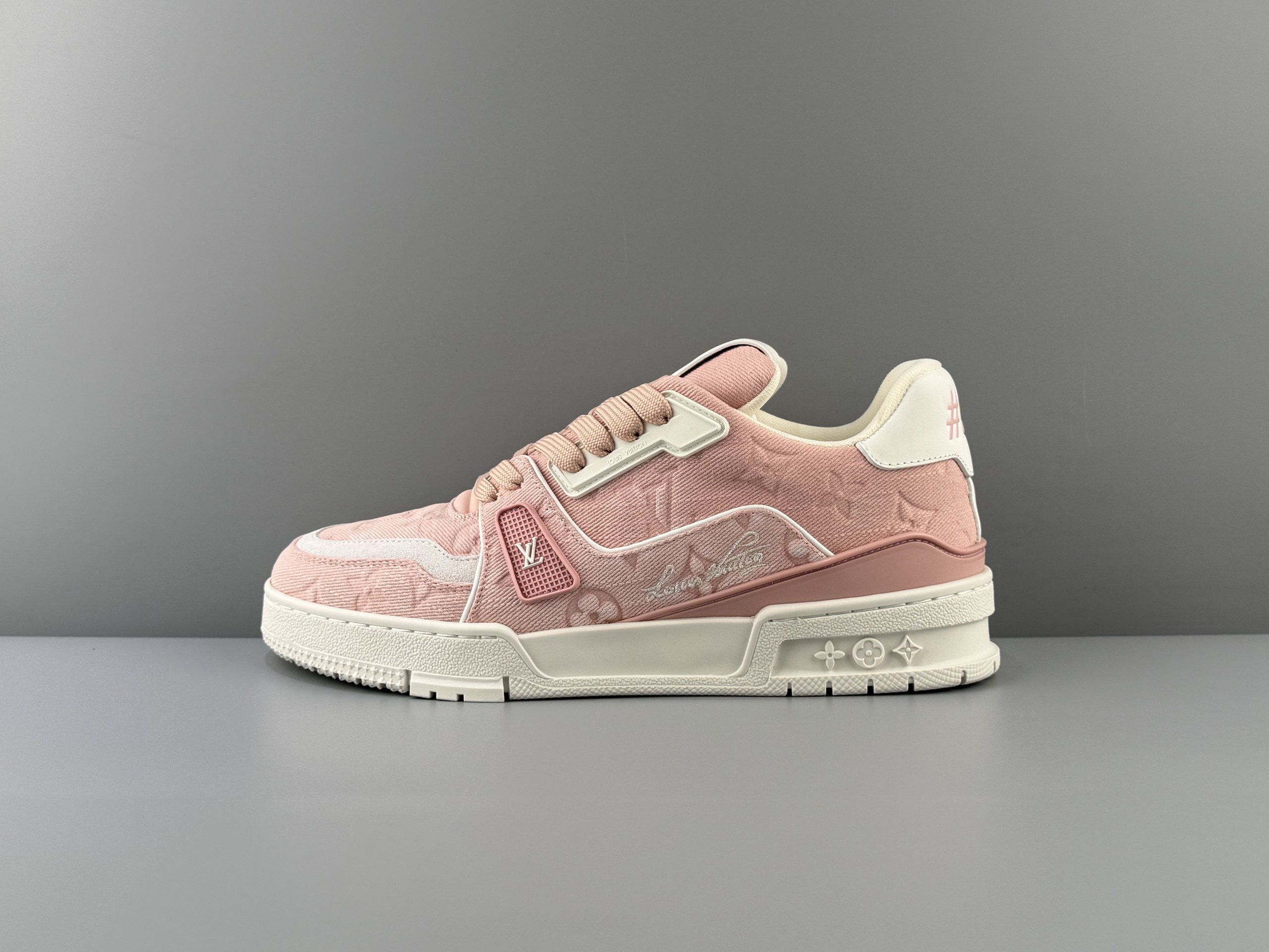 LOUIS VUITTON 2026 latest color scheme Trainer full denim embossed suede flower handwritten logo round toe lace-up low-top sneakers Italian imported tire cowhide original top outsole production access counter 0️⃣ pressure❗Size: 35 36 37 38 39 40 41 42 43 44 45 (46 customization is not returnable)