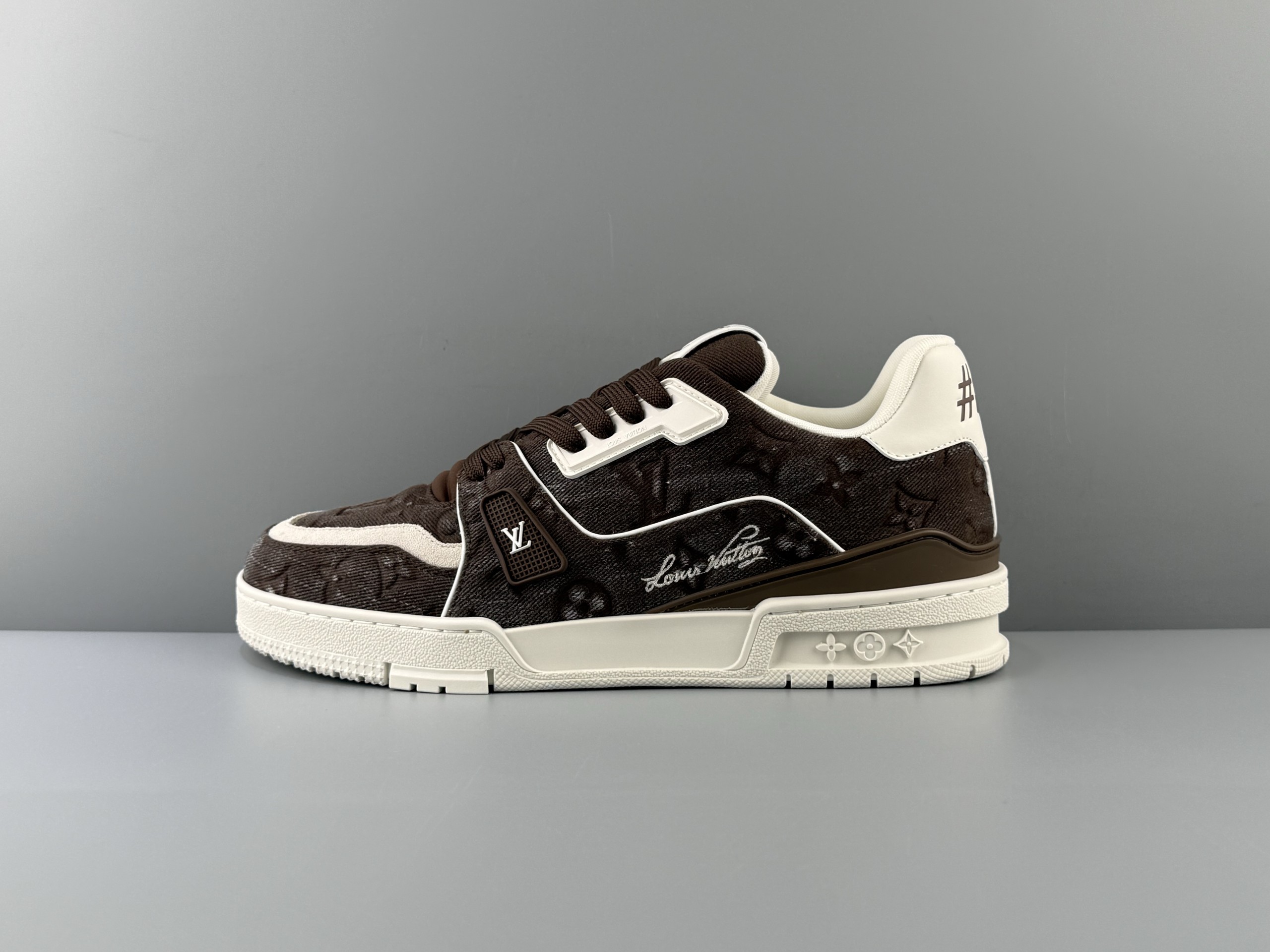 LOUIS VUITTON 2026 latest color scheme Trainer full denim embossed suede flower handwritten logo round toe lace-up low-top sneakers Italian imported tire cowhide original top outsole production access counter 0️⃣ pressure❗Size: 35 36 37 38 39 40 41 42 43 44 45 (46 customization is not returnable)