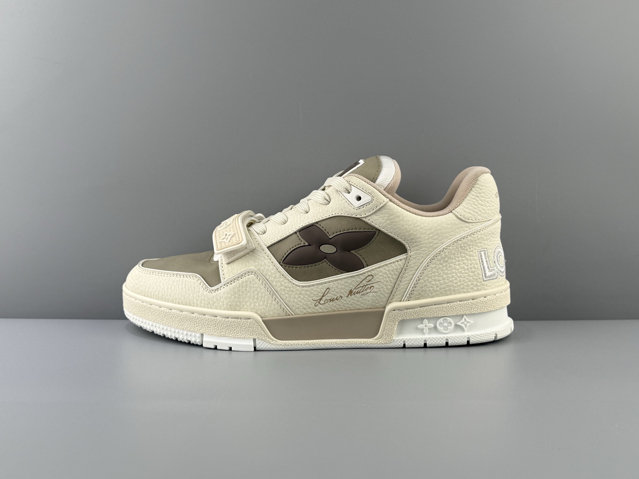 LOUIS VUITTON 2026 latest color scheme Trainer suede flower handwritten logo round toe lace-up low-top sneakers imported Italian calf leather original top-grade outsole production access counter 0️⃣pressure❗Size: 35 36 37 38 39 40 41 42 43 44 45 (46 customization is not returnable)