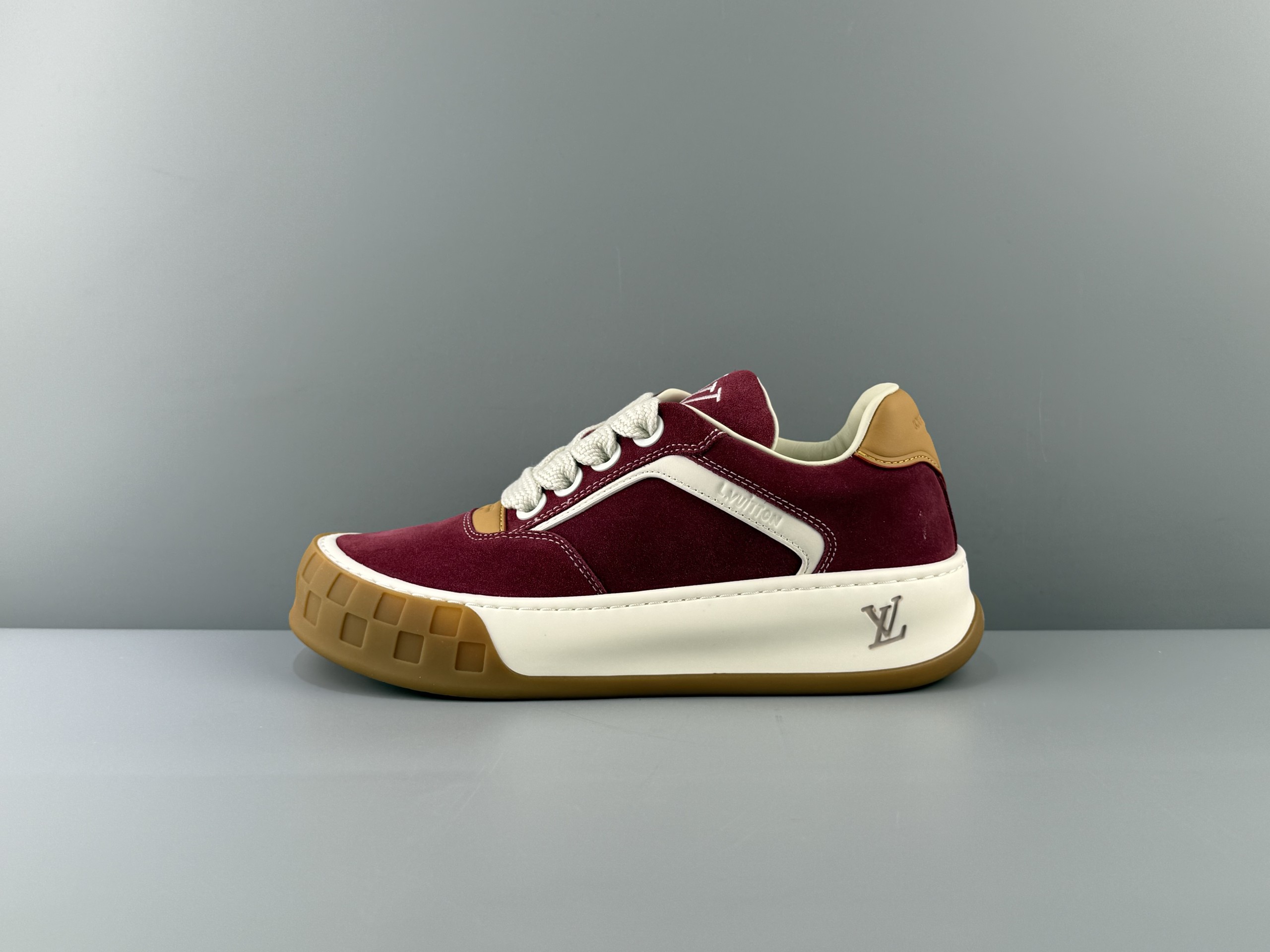 Produced by the top manufacturer in Guangzhou! LOUIS VUITTON Tilted biscuit shoes, suede round toe laces, low-top sneakers, imported cow suede leather, top-grade outsole, machine embossed embroidery imported from Germany, couple size Size: 35 36 37 38 39 40 41 42 43 44 45 Normal size