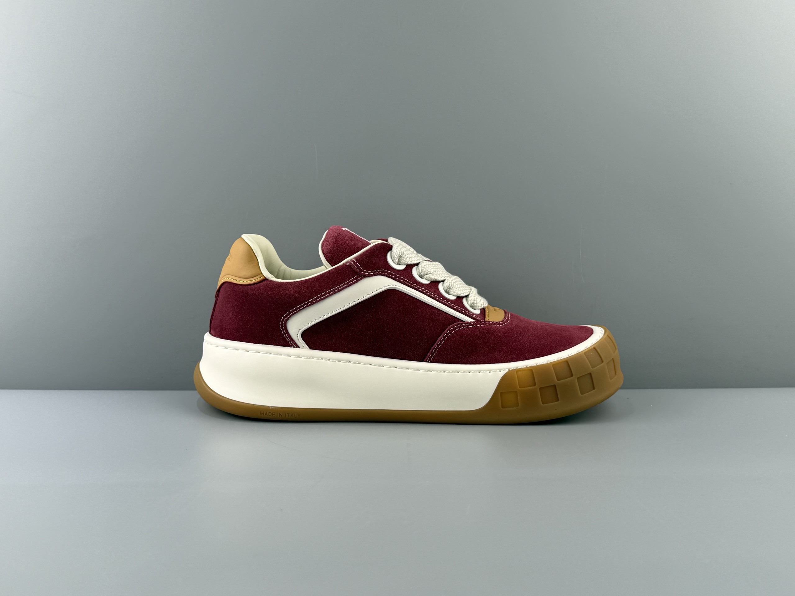 Produced by the top manufacturer in Guangzhou! LOUIS VUITTON Tilted biscuit shoes, suede round toe laces, low-top sneakers, imported cow suede leather, top-grade outsole, machine embossed embroidery imported from Germany, couple size Size: 35 36 37 38 39 40 41 42 43 44 45 Normal size - Image 3