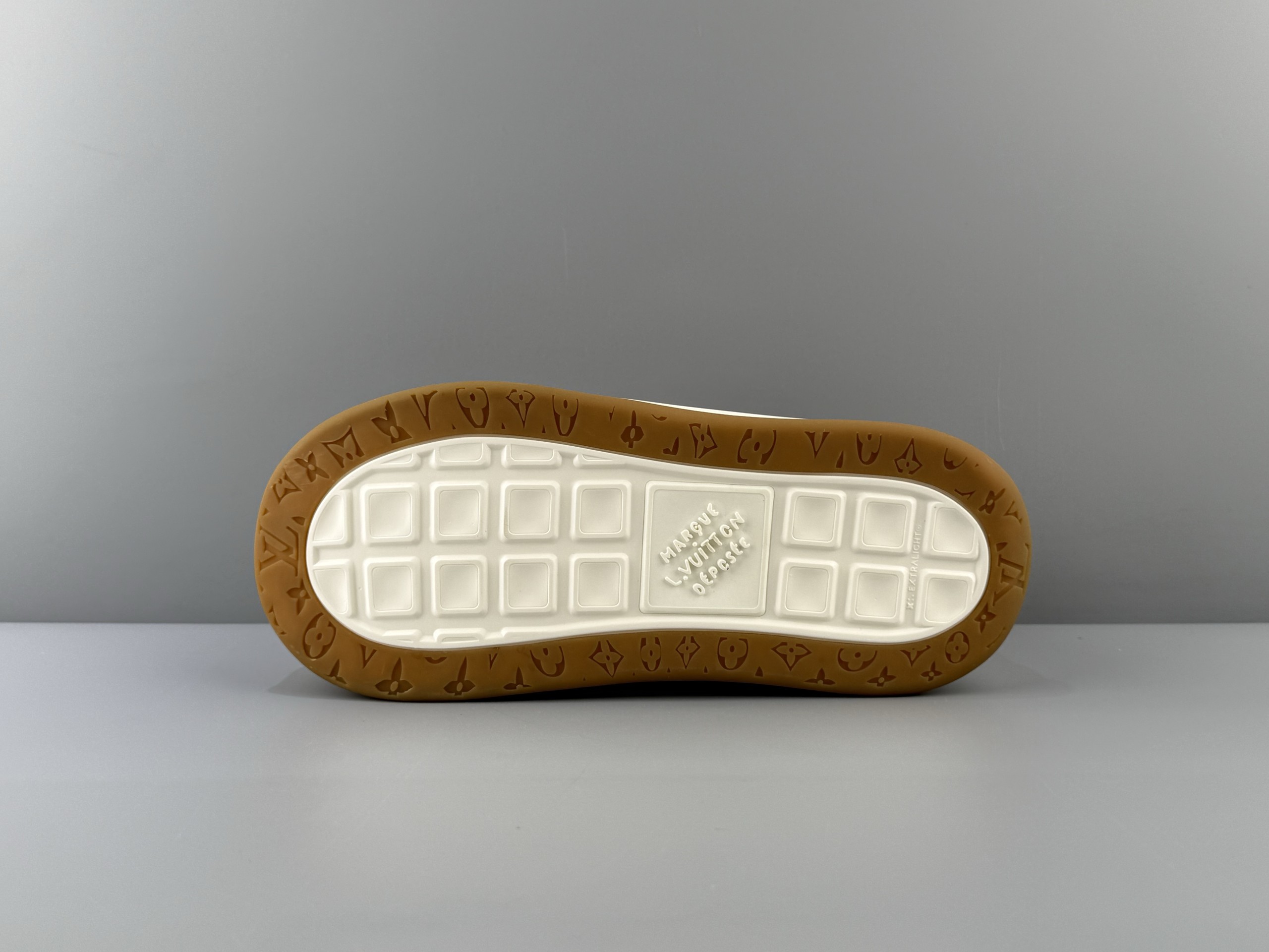 Produced by the top manufacturer in Guangzhou! LOUIS VUITTON Tilted biscuit shoes, suede round toe laces, low-top sneakers, imported cow suede leather, top-grade outsole, machine embossed embroidery imported from Germany, couple size Size: 35 36 37 38 39 40 41 42 43 44 45 Normal size - Image 5