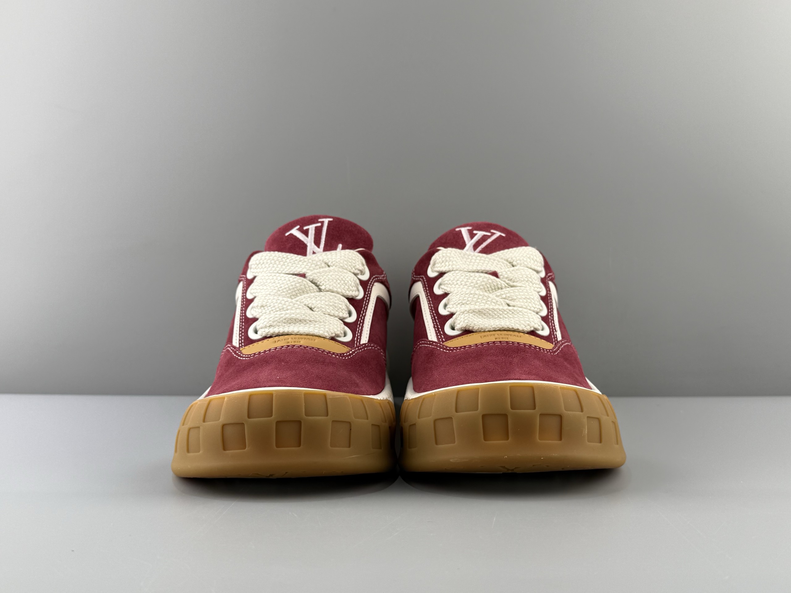Produced by the top manufacturer in Guangzhou! LOUIS VUITTON Tilted biscuit shoes, suede round toe laces, low-top sneakers, imported cow suede leather, top-grade outsole, machine embossed embroidery imported from Germany, couple size Size: 35 36 37 38 39 40 41 42 43 44 45 Normal size - Image 7