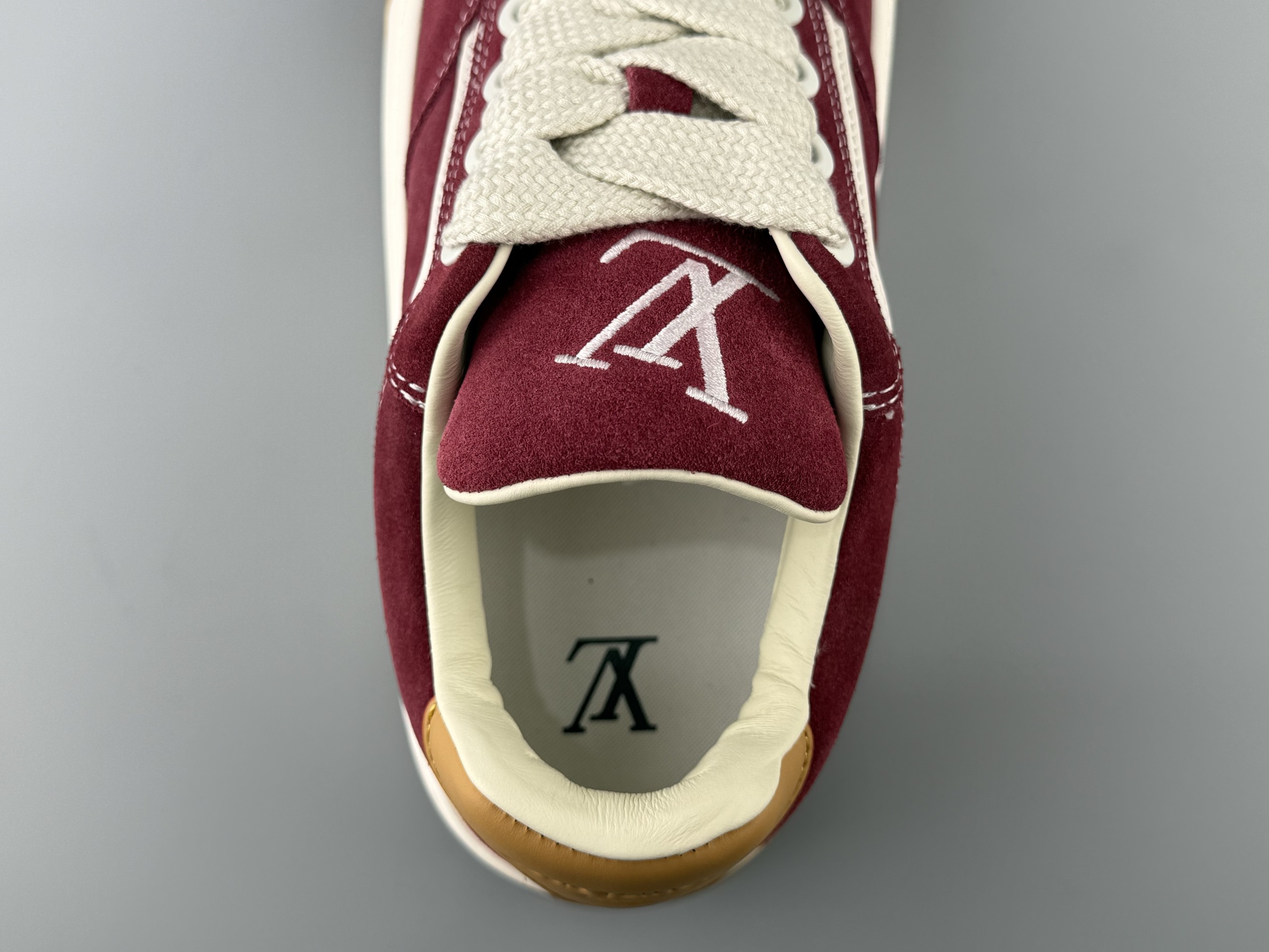Produced by the top manufacturer in Guangzhou! LOUIS VUITTON Tilted biscuit shoes, suede round toe laces, low-top sneakers, imported cow suede leather, top-grade outsole, machine embossed embroidery imported from Germany, couple size Size: 35 36 37 38 39 40 41 42 43 44 45 Normal size - Image 11