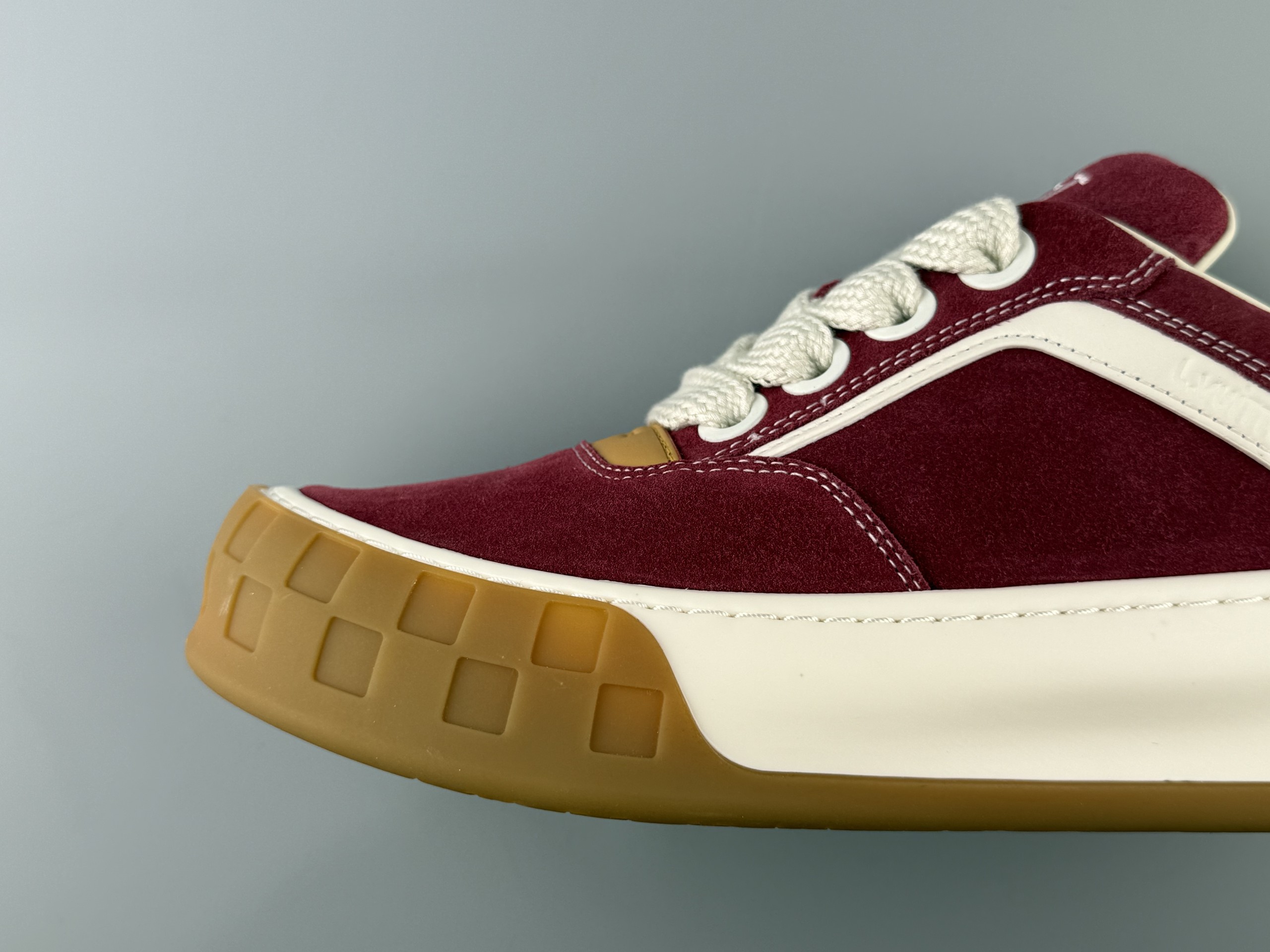 Produced by the top manufacturer in Guangzhou! LOUIS VUITTON Tilted biscuit shoes, suede round toe laces, low-top sneakers, imported cow suede leather, top-grade outsole, machine embossed embroidery imported from Germany, couple size Size: 35 36 37 38 39 40 41 42 43 44 45 Normal size - Image 12