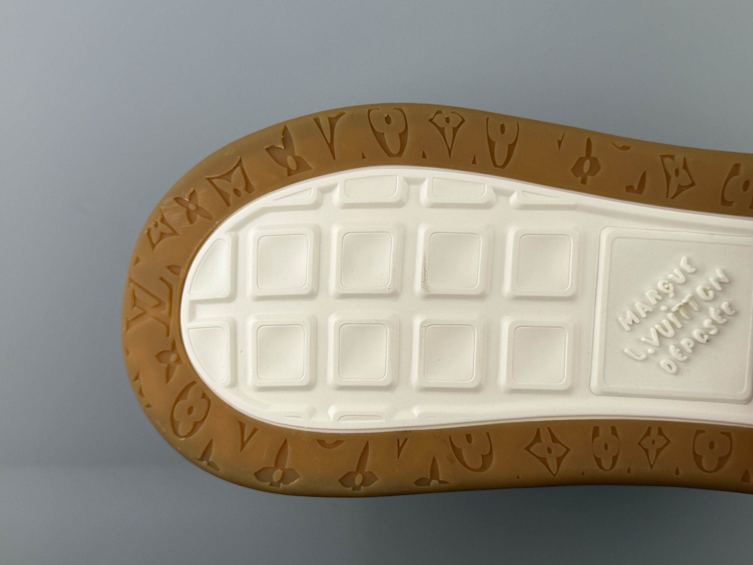 Produced by the top manufacturer in Guangzhou! LOUIS VUITTON Tilted biscuit shoes, suede round toe laces, low-top sneakers, imported cow suede leather, top-grade outsole, machine embossed embroidery imported from Germany, couple size Size: 35 36 37 38 39 40 41 42 43 44 45 Normal size - Image 14